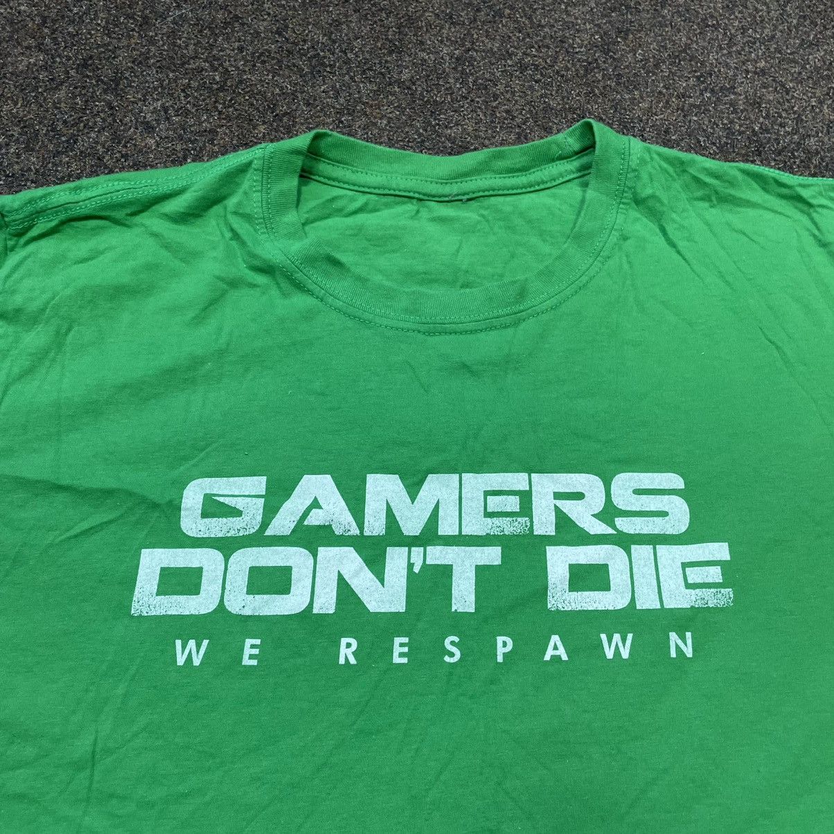 Vintage Vintage ADULT Humor “ Gamers don’t die - We respawn “ slogan Size US M / EU 48-50 / 2 - 3 Thumbnail