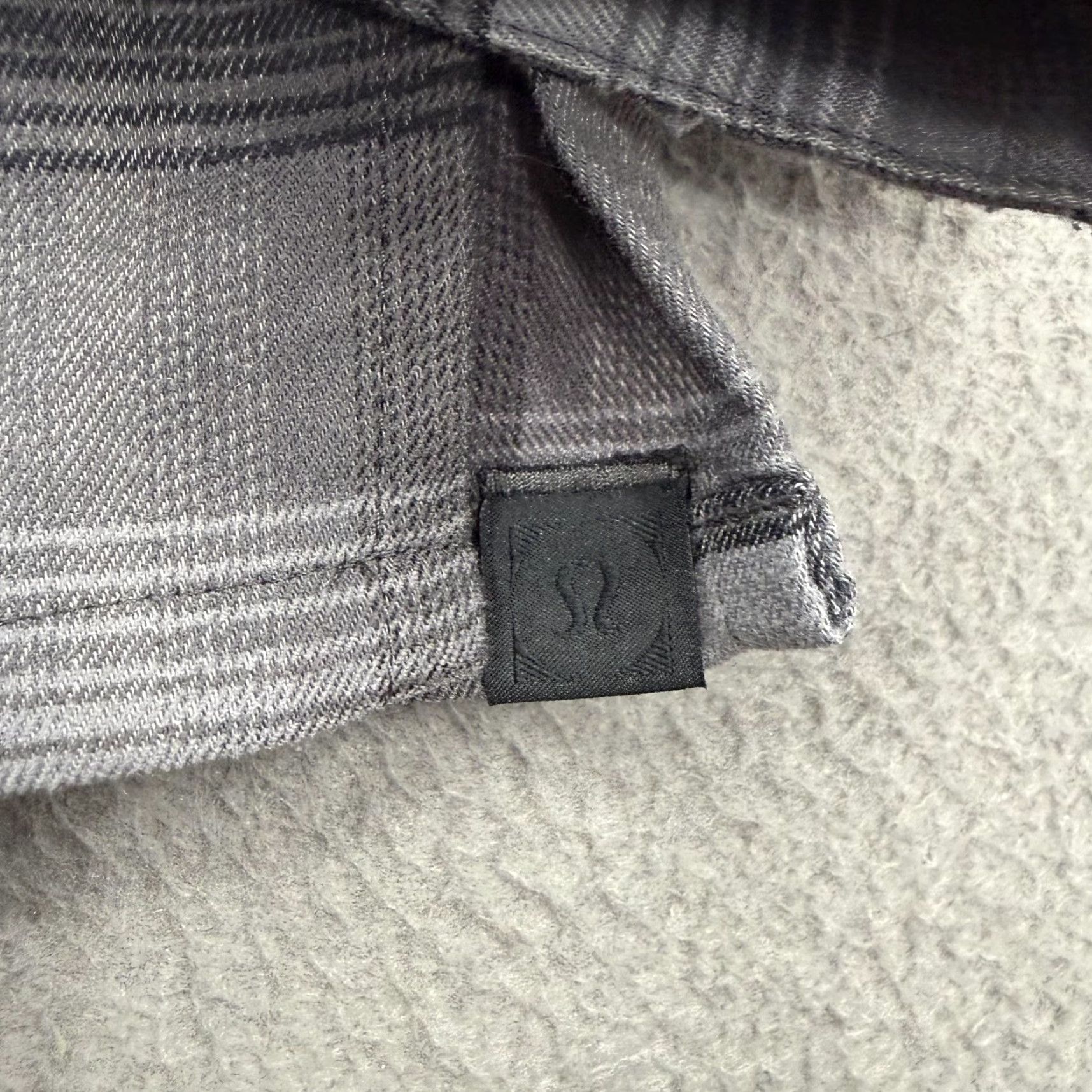 Lululemon Lululemon Shirt Mens Large Gray Plaid Button Up Long Sleeve Performance Stretch Size US L / EU 52-54 / 3 - 3 Thumbnail