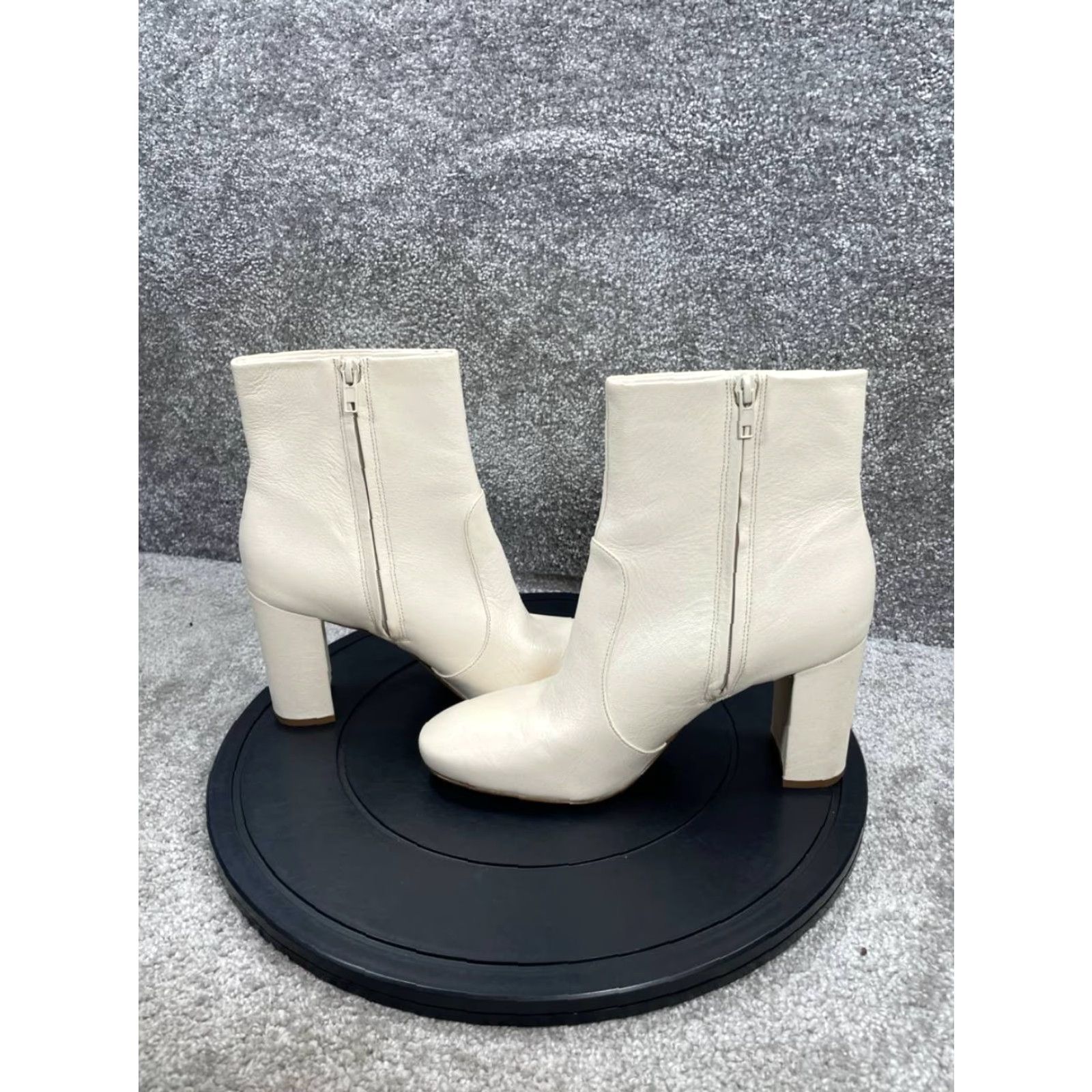 Vince Vince Womens Bootie Size 11 M White Leather Ankle Round Toe Side Zip Heel Bootie Size US 11 / IT 41 - 7 Thumbnail