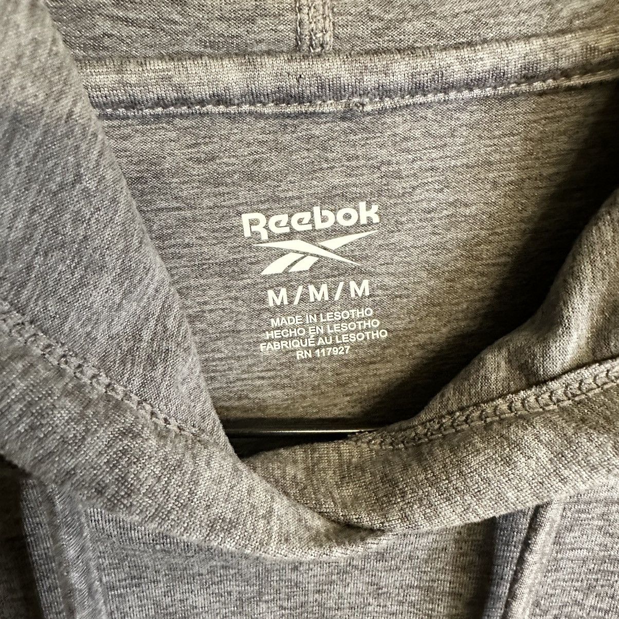 Reebok Reebok Gray Hoodie Women’s Long-Sleeve T-shirt w/thumb holes Size M / US 6-8 / IT 42-44 - 3 Thumbnail