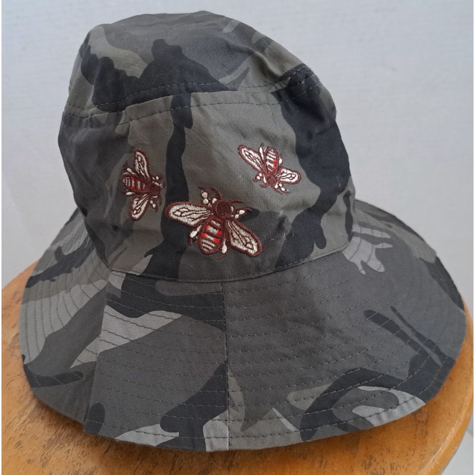 Vintage VTG Camouflage Embroidered Bees Safari Gardening Hat Large Tie Adjustable Size ONE SIZE - 2 Thumbnail