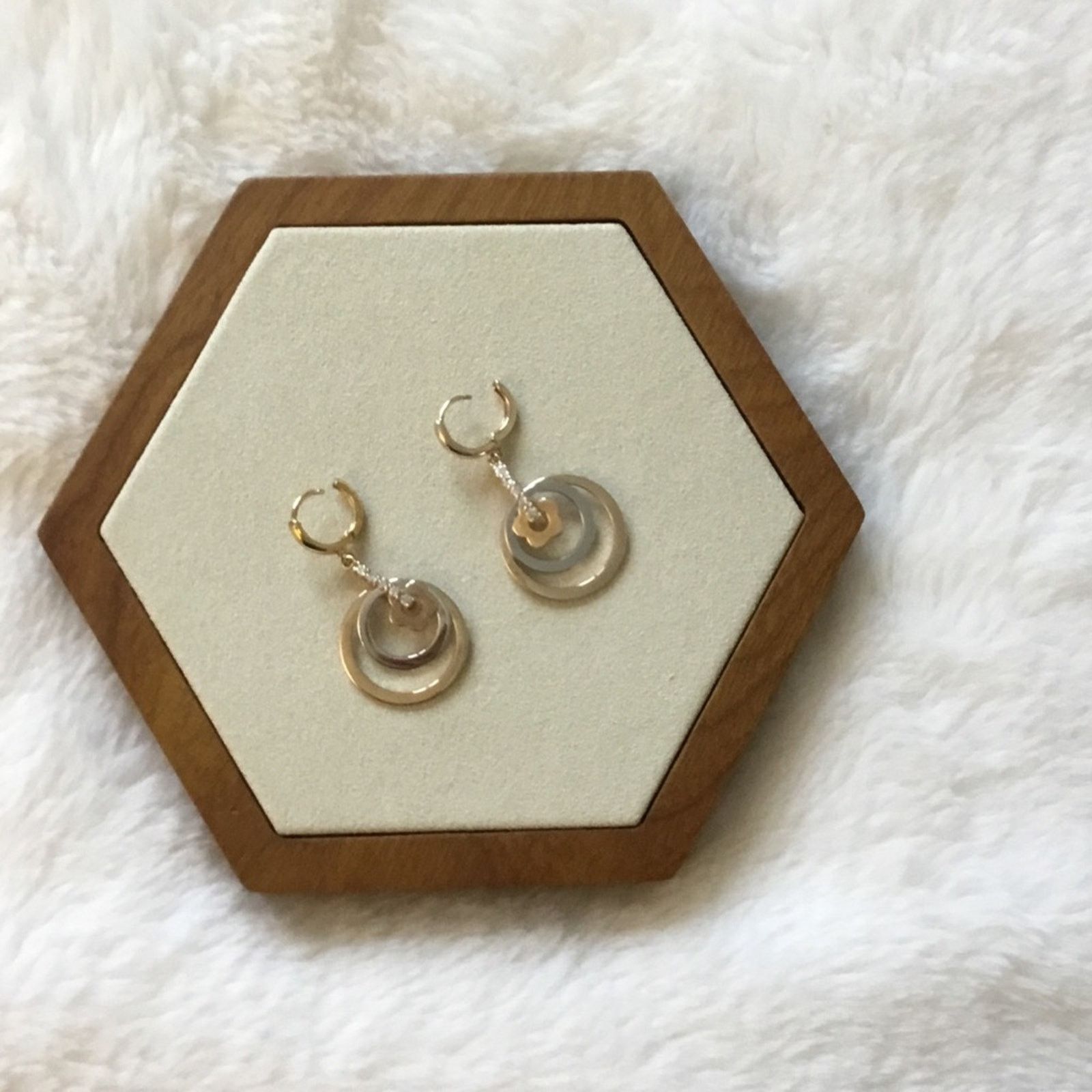 Other Gold Round Dangling Daisy Flower Earrings Size ONE SIZE - 1 Thumbnail