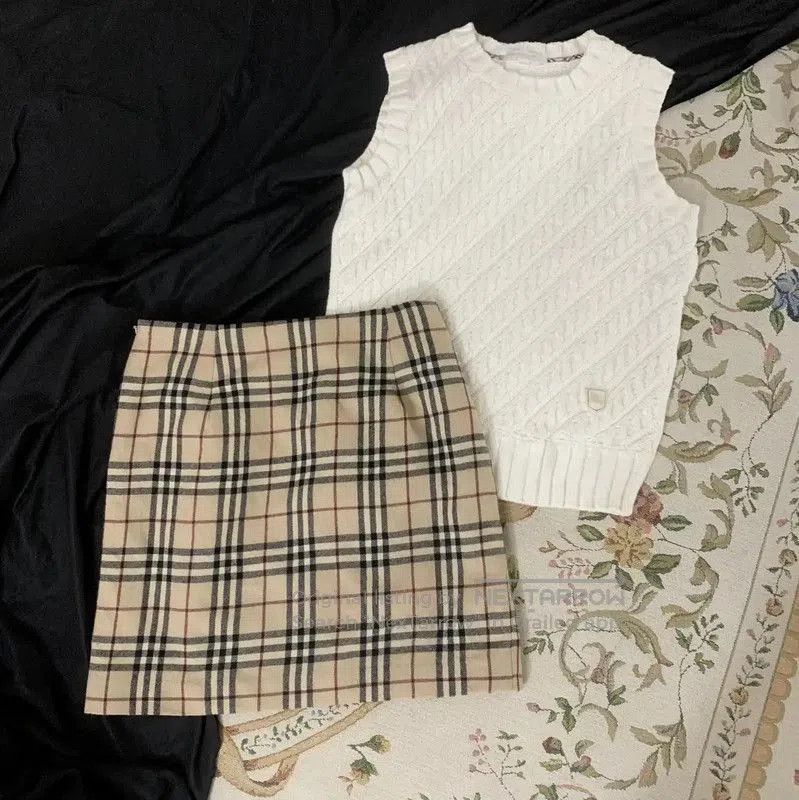 Burberry Burberry Short Wool Plaid Skirt in Khaki. Size 27" / US 4 / IT 40 - 5 Thumbnail