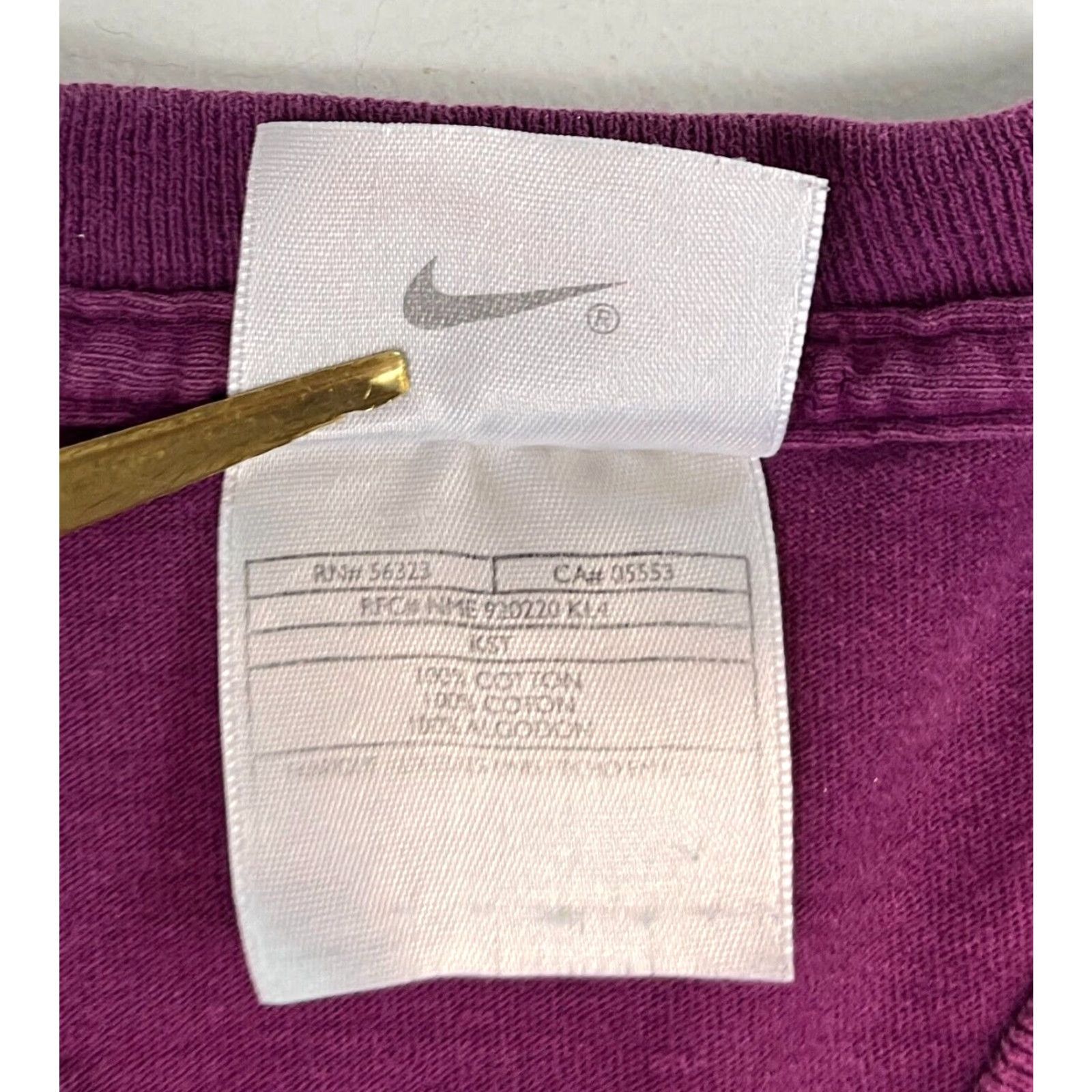 Nike VINTAGE Nike Men’s 90s V-Neck T-Shirt Embroidered Logo Sz L Magenta Nike Shirt Mens 90s T-Shirt Embroidered Logo Size US L / EU 52-54 / 3 - 5 Thumbnail
