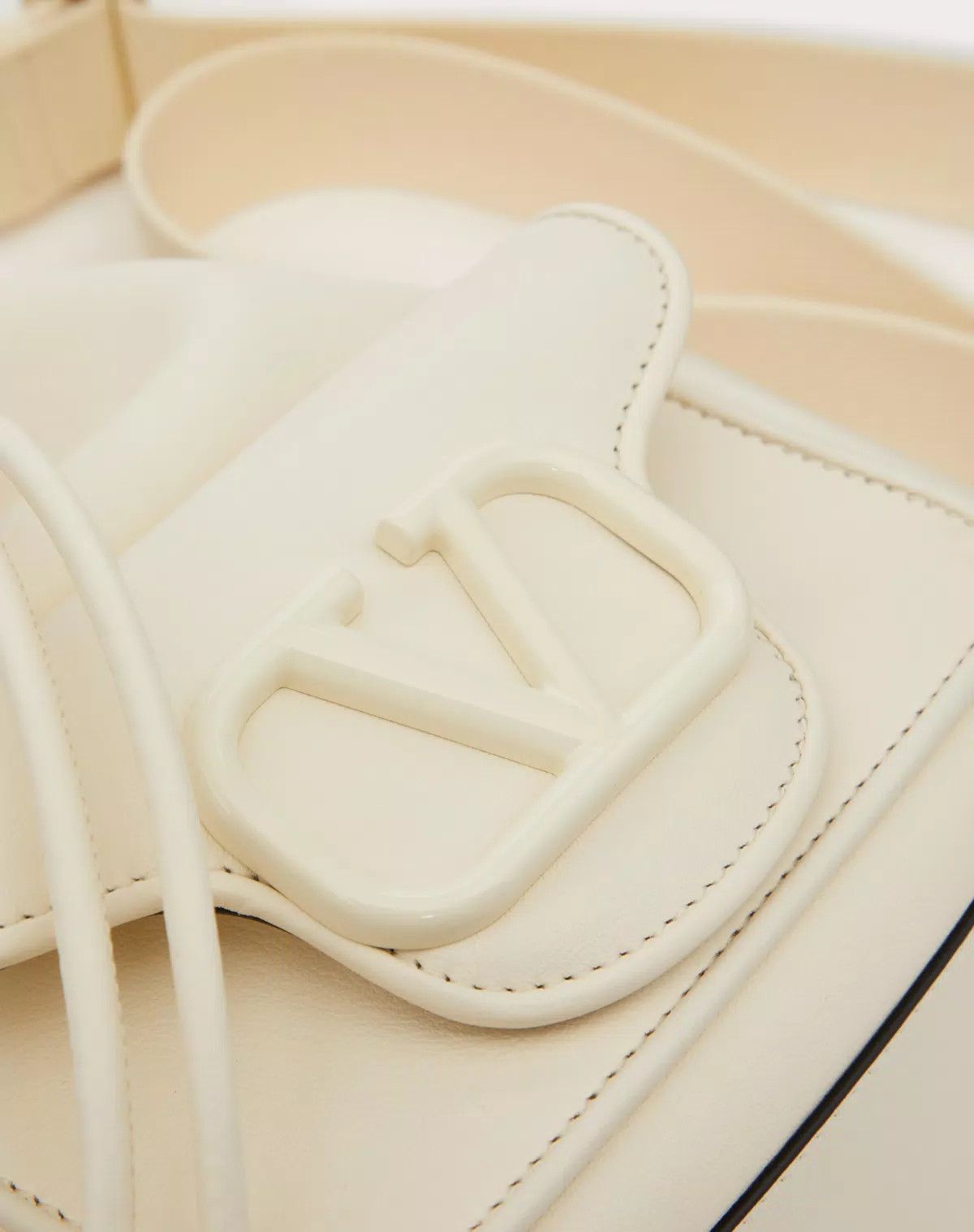 Valentino oc11z0725 Size:OS/Locò Calfskin Bucket Bag in White Size ONE SIZE - 7 Thumbnail