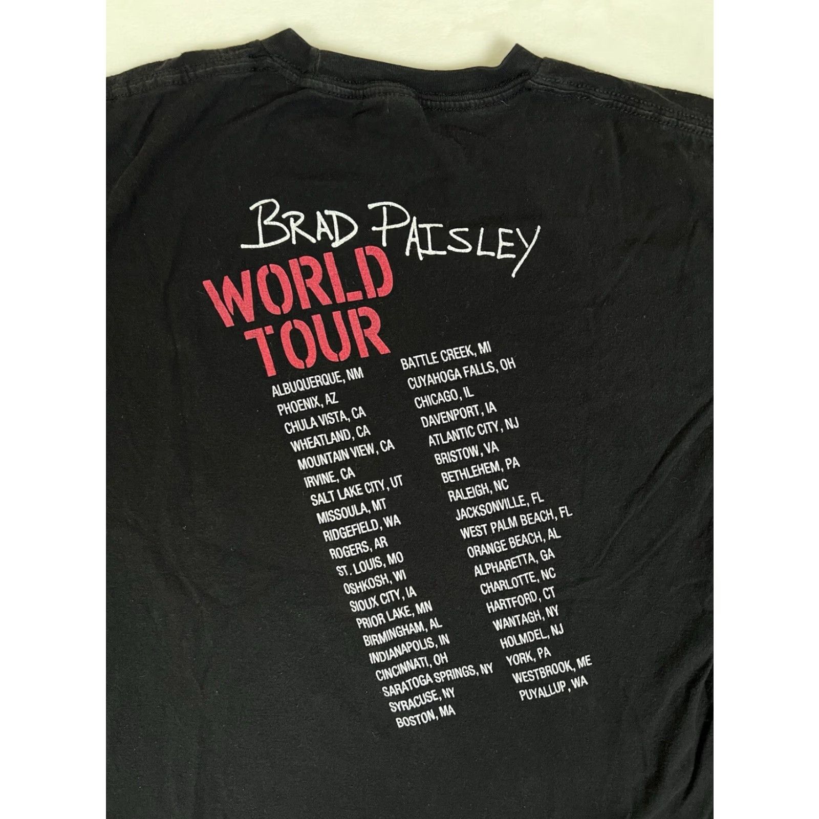 Tultex Brad Paisley Love And War Concert T-Shirt M Double-Sided Black Men Medium Shirt Size US M / EU 48-50 / 2 - 7 Thumbnail