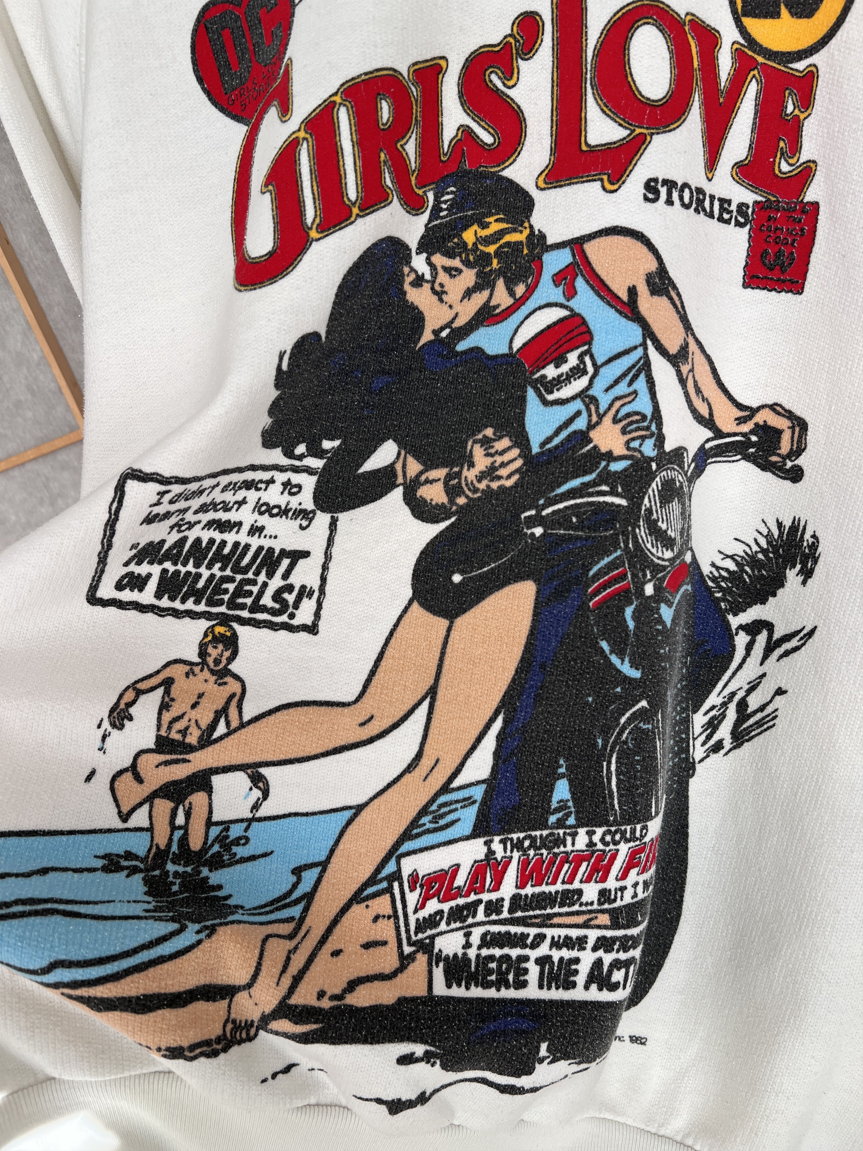 DC Comics Very rare! 1982 DC Comics Girls love stories sweatshirt Size US M / EU 48-50 / 2 - 2 Thumbnail