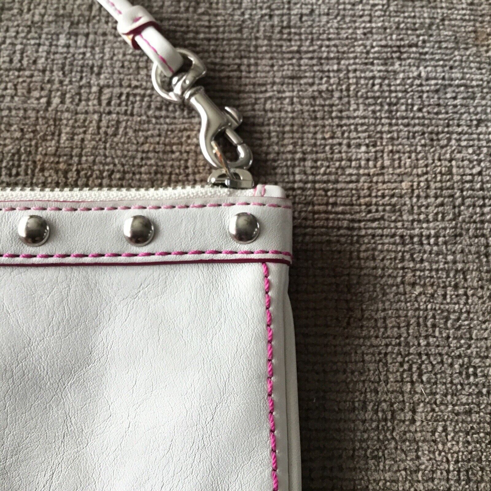 Coach VINTAGE RARE COACH HEART CUTOUT WRISTLET WALLET COIN PURSE Size ONE SIZE - 5 Thumbnail