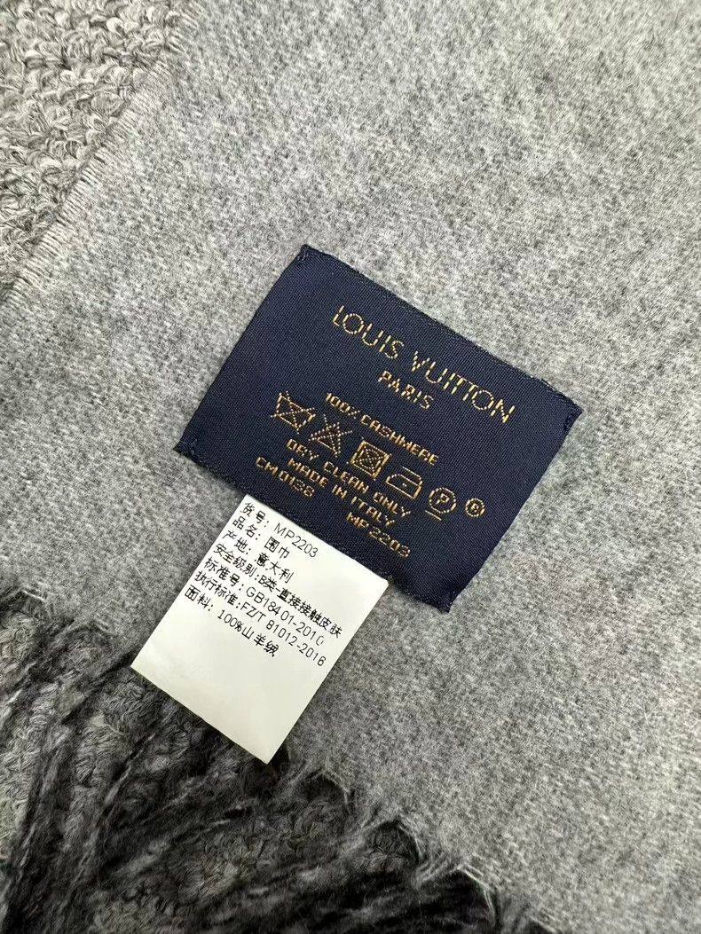 Louis Vuitton Louis Vuitton Full Cashmere Medal Scarf Size ONE SIZE - 3 Thumbnail