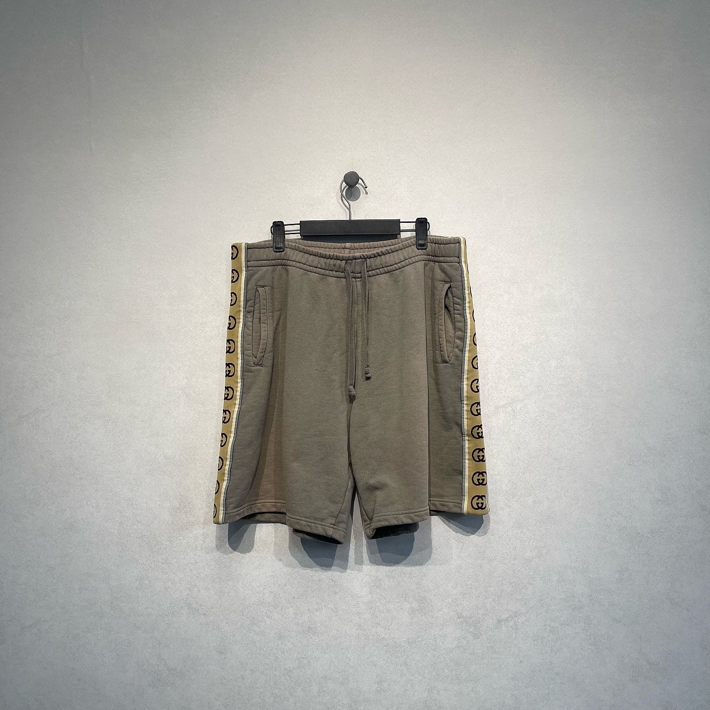 Gucci Gucci Logo Trim Sweatshorts Size XXL Size US 38 / EU 54 - 1 Thumbnail