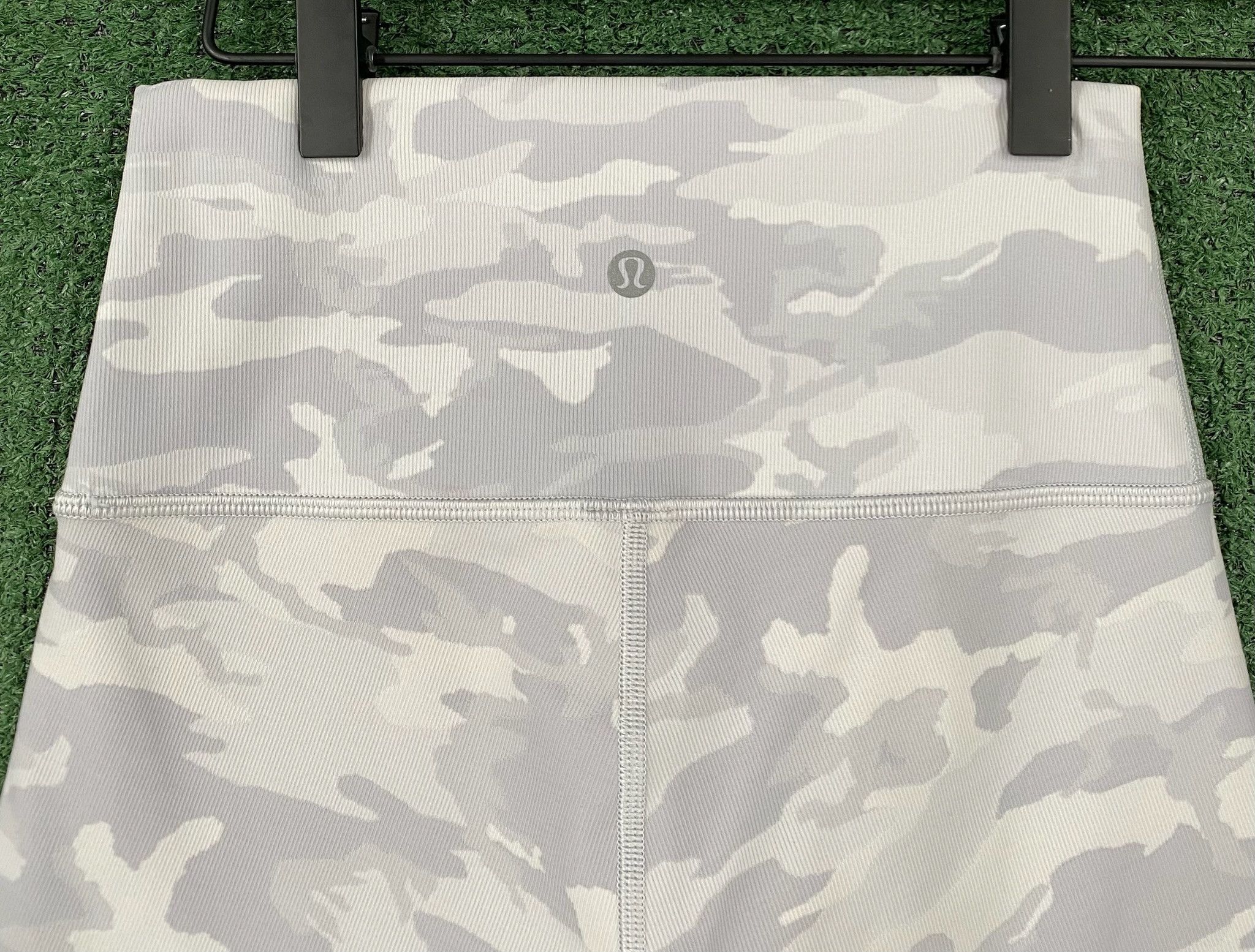 Lululemon Lululemon Wunder Under Camouflage Biker Shorts 4 Size 27" / US 4 / IT 40 - 6 Thumbnail