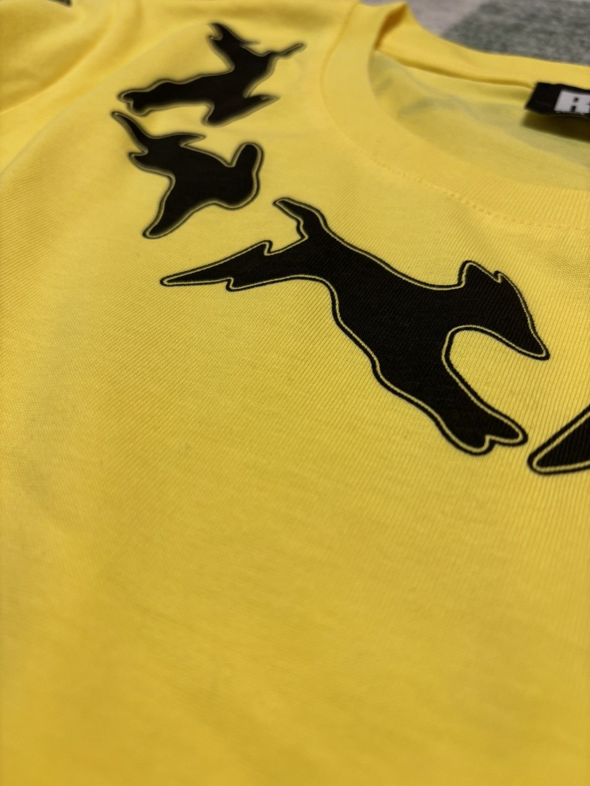 realheartbreaks tシャツ stunmic Mustard” t-shirt from Rehab/RealHeartBreak/Stunmic