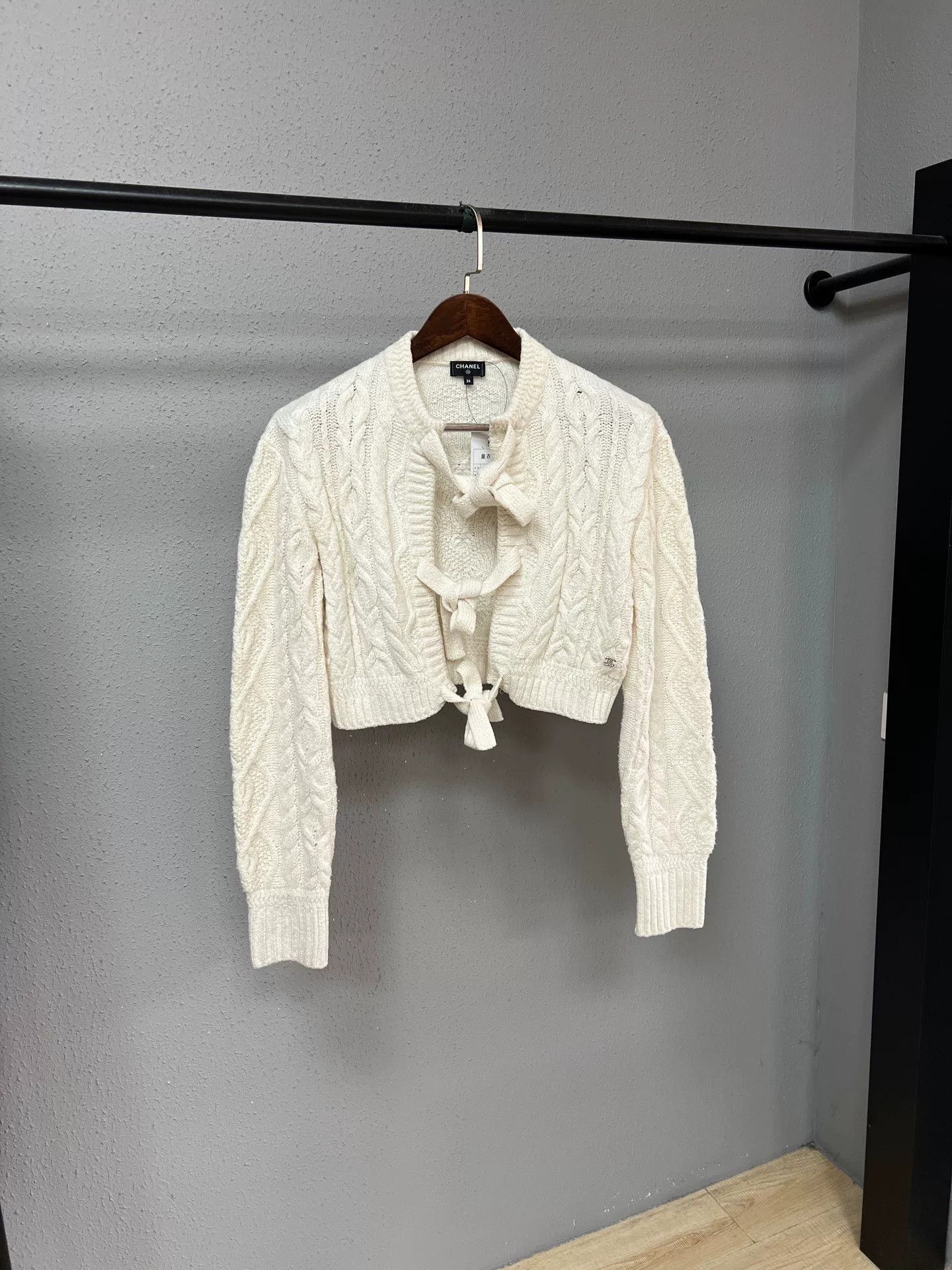Chanel Chanel Beige Bow Cardigan Size XS / US 0-2 / IT 36-38 - 1 Thumbnail