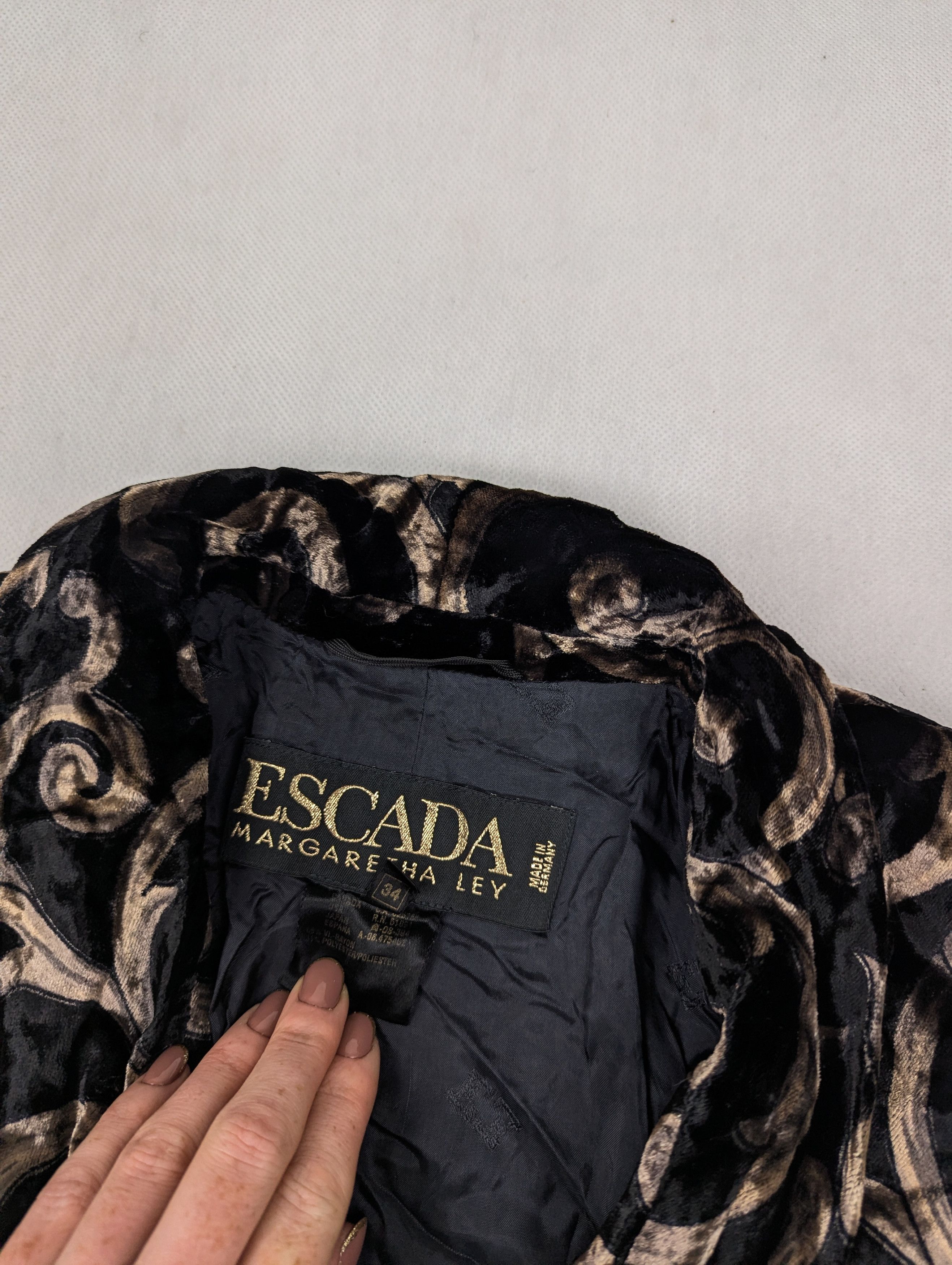 Escada Escada velour black gold blazer jacket XS Size XS / US 0-2 / IT 36-38 - 3 Thumbnail