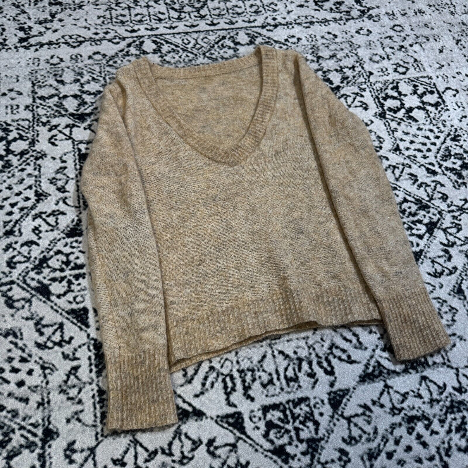 Vintage Vintage Women's Beige Wool V-Neck Sweater Size S 90s Size US S / EU 44-46 / 1 - 6 Thumbnail