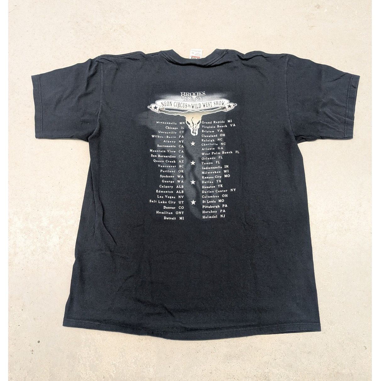 Anvil × Vintage 2001 Brooks & Dunn Neon Circus & Wild West Show Tour t-shirt Size US L / EU 52-54 / 3 - 4 Thumbnail