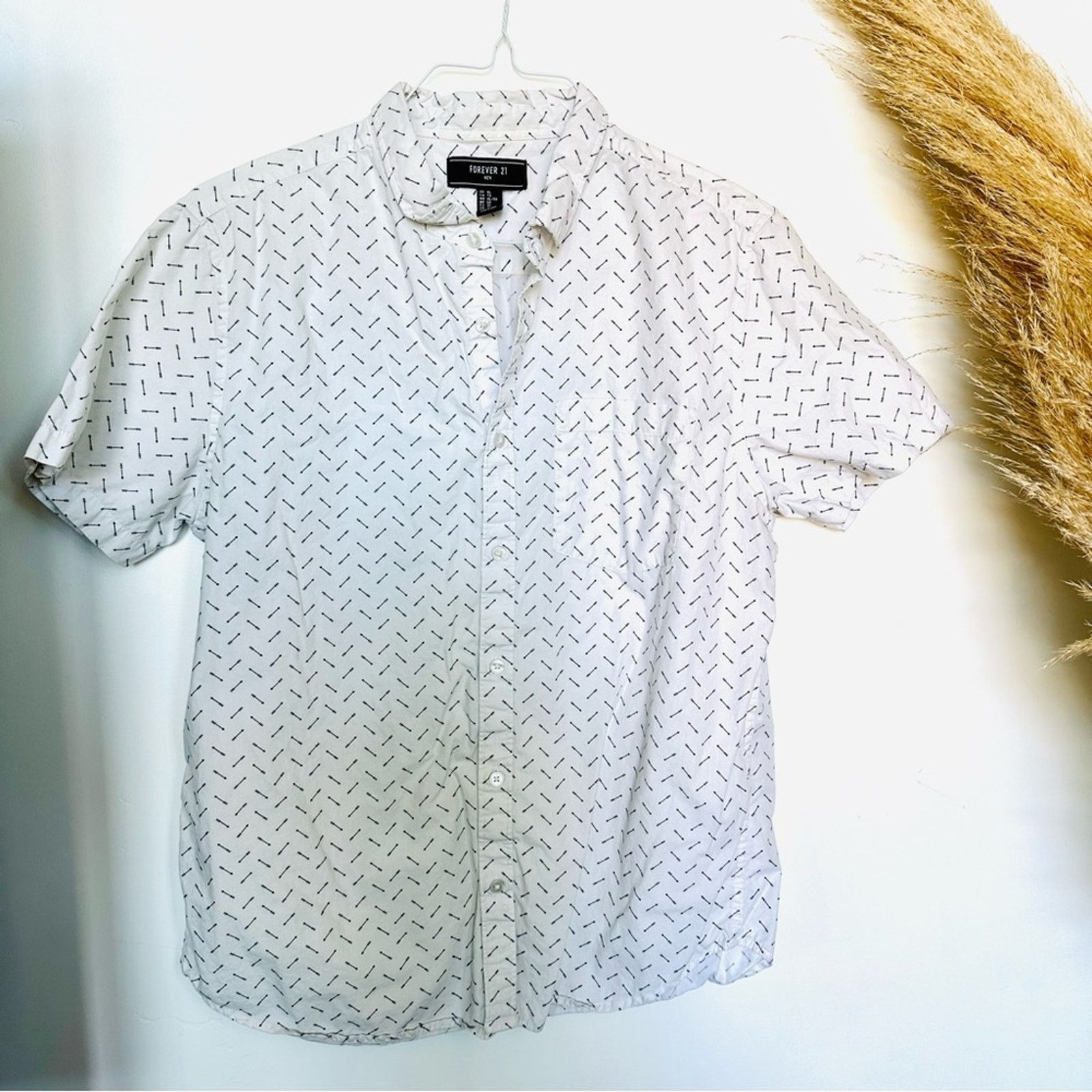 Forever 21 MENS FOREVER 21 White Black Arrow Print Button Shirt Top Size US XL / EU 56 / 4 - 2 Thumbnail