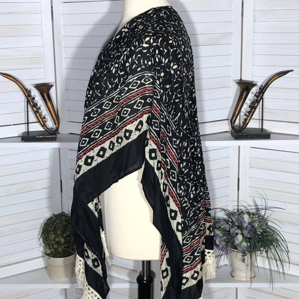 Vintage Poncho Shawl Boho Fringe Triangular 100% Rayon Black/Cream Size ONE SIZE - 4 Thumbnail