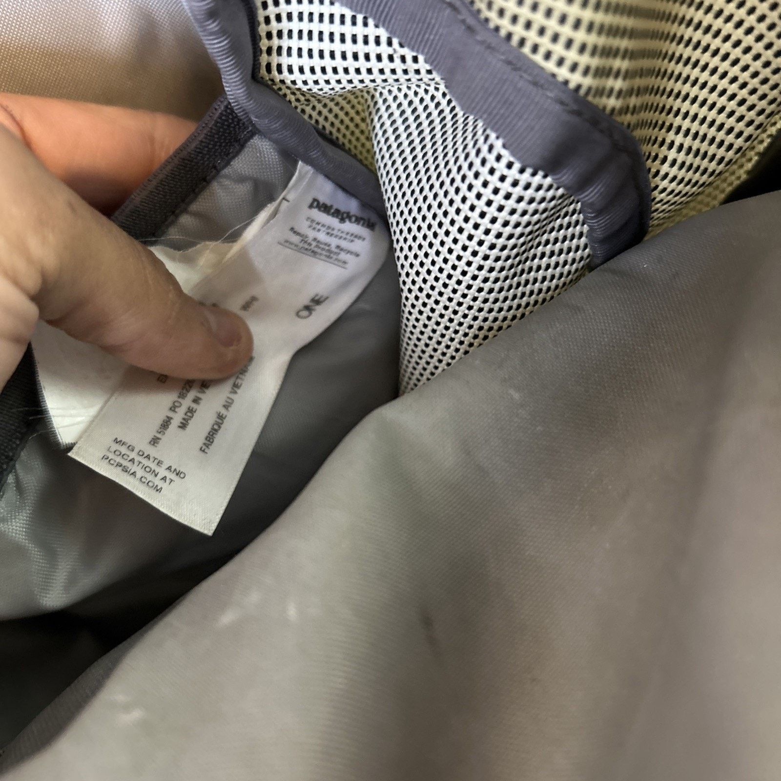 Patagonia Patagonia Black Hole Back Pack 25L Gray White Weave Pattern Size ONE SIZE - 5 Thumbnail