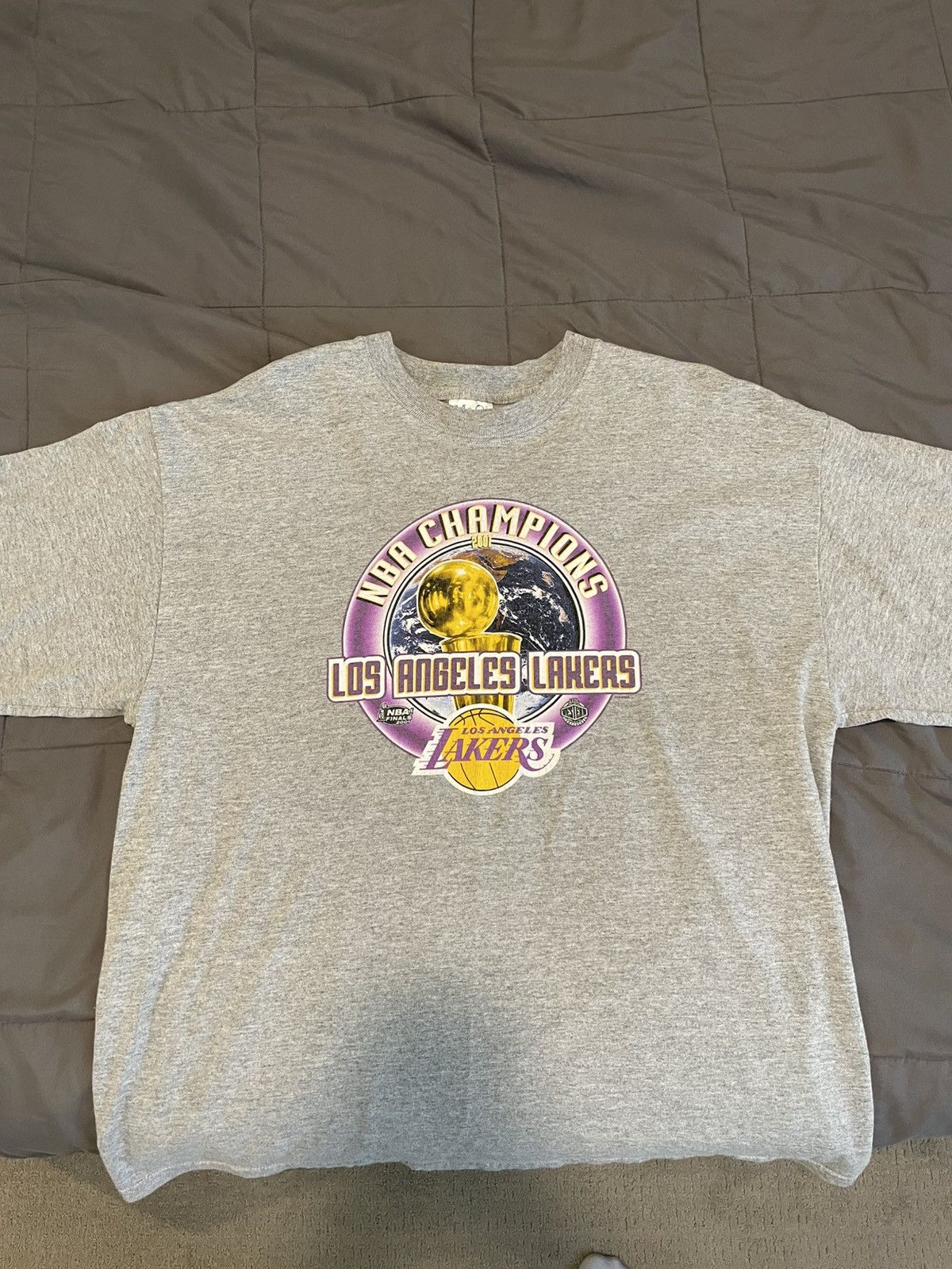Gildan Vintage 2001 Lakers Championship Shirt Size US L / EU 52-54 / 3 - 1 Thumbnail
