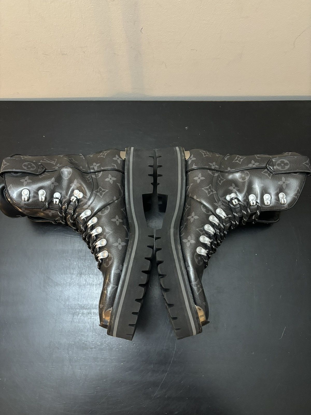 Louis Vuitton Louis Vuitton LV Monogram Patent Leather Outland Boot Size US 8 / EU 41 - 3 Thumbnail