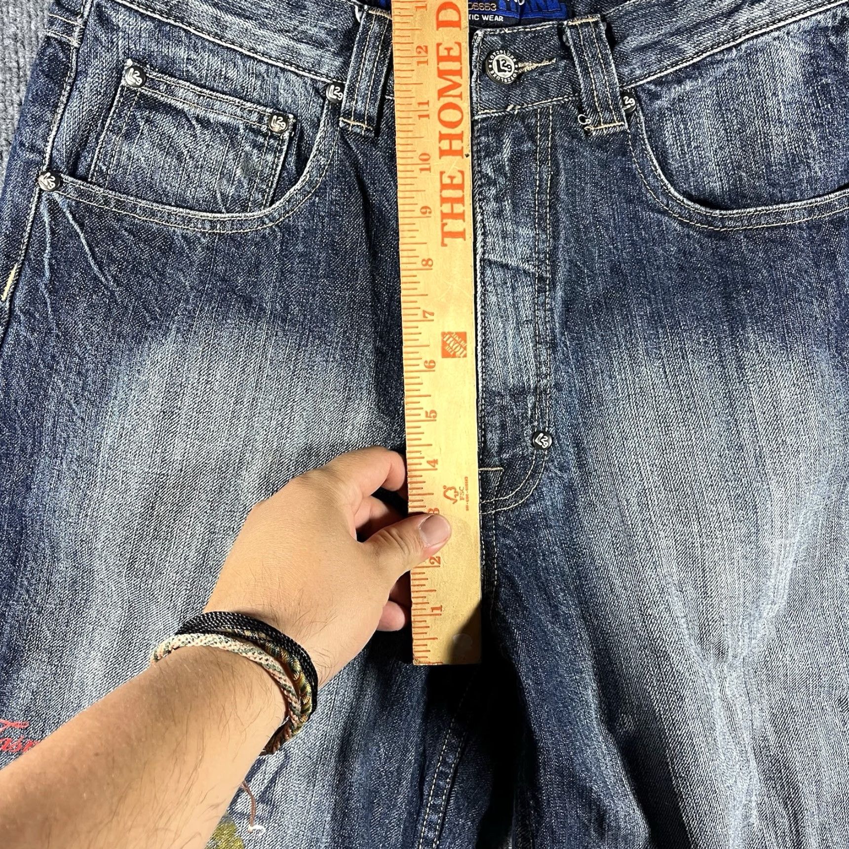 Vintage VINTAGE Lot 29 Luxe Looney Tunes TAZ Denim Shorts - Jeans Shorts Men’s 31 Blue 90s 2000s Graphic Daffy Duck Belt Loops 5-Pocket Vintage Casual Shorts Size US 31 - 4 Thumbnail