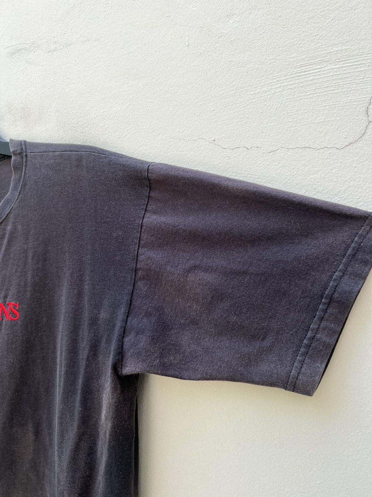 Guess Vintage 90s Guess Uneven Embroidery Spell Out Sun Faded tee Size US XL / EU 56 / 4 - 8 Thumbnail