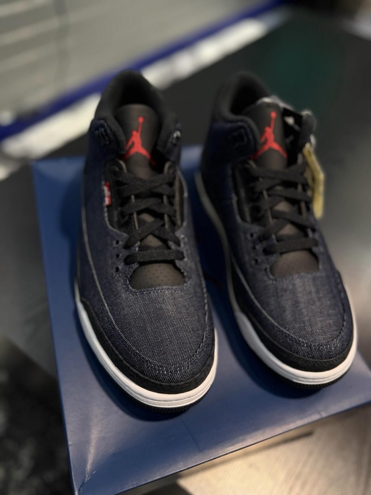 Jordan Brand Levi's x Air Jordan 3 Retro Men's (10.5) Indigo Denim NEW Size US 10.5 / EU 43-44 - 2 Thumbnail