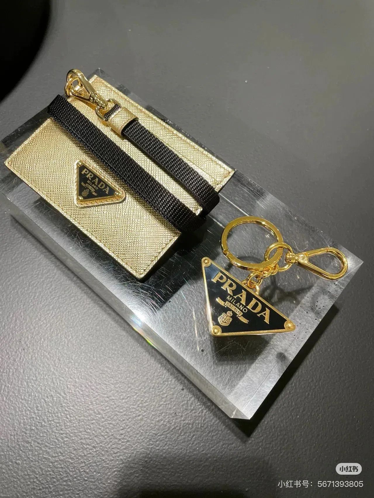 Prada Prada Limited Edition Triangle Logo Leather Card Holder. Size ONE SIZE - 7 Thumbnail