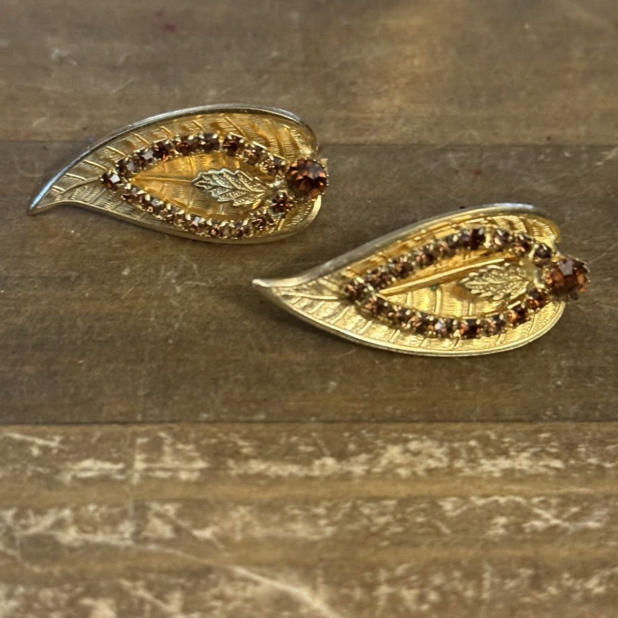 Vintage Vintage gold tone clip on leaf earrings w/orange rhinestones Size ONE SIZE - 5 Thumbnail