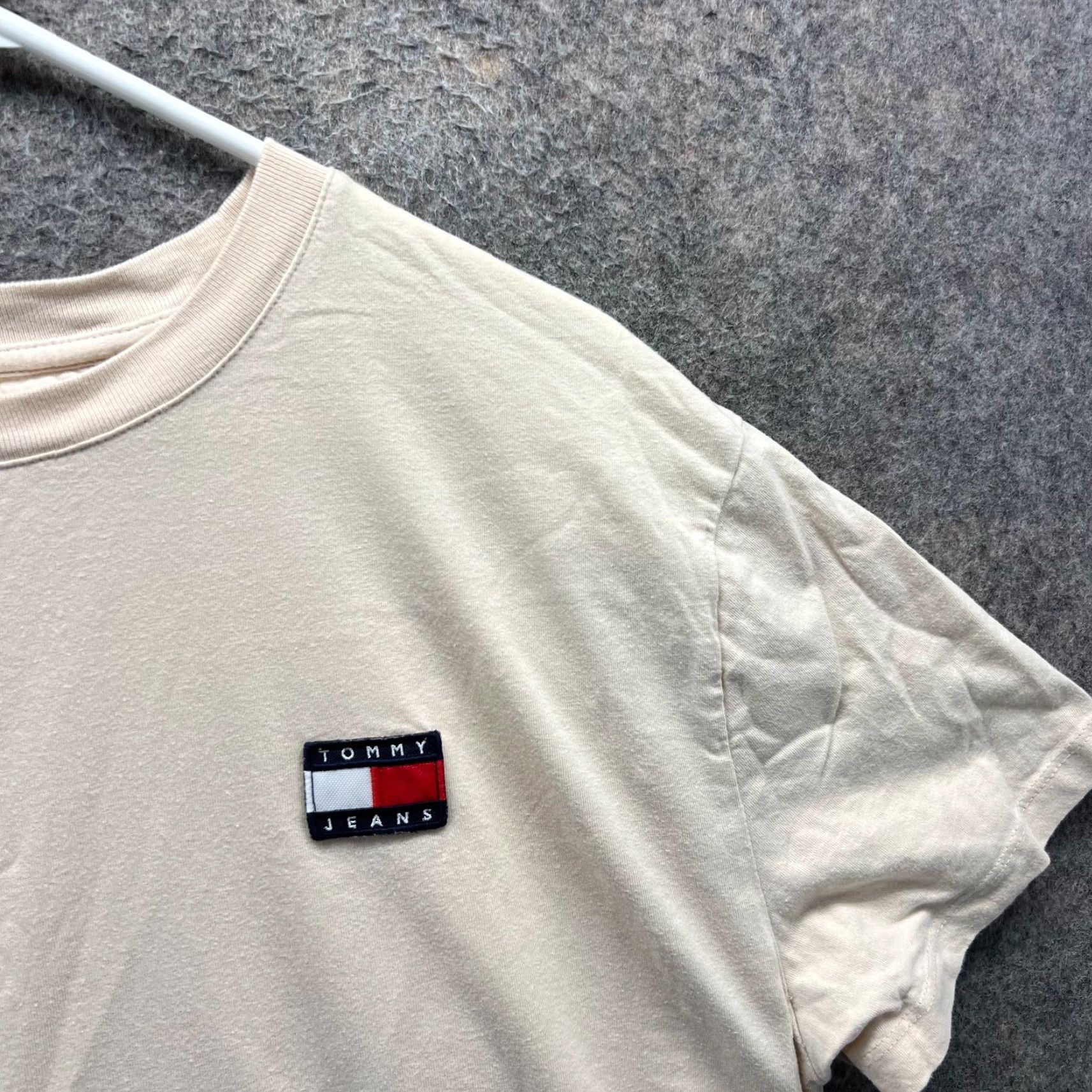 Tommy Hilfiger VINTAGE Tommy Hilfiger Shirt Womens Large Beige Crewneck Tee Cropped Flag Logo Size L / US 10 / IT 46 - 7 Thumbnail