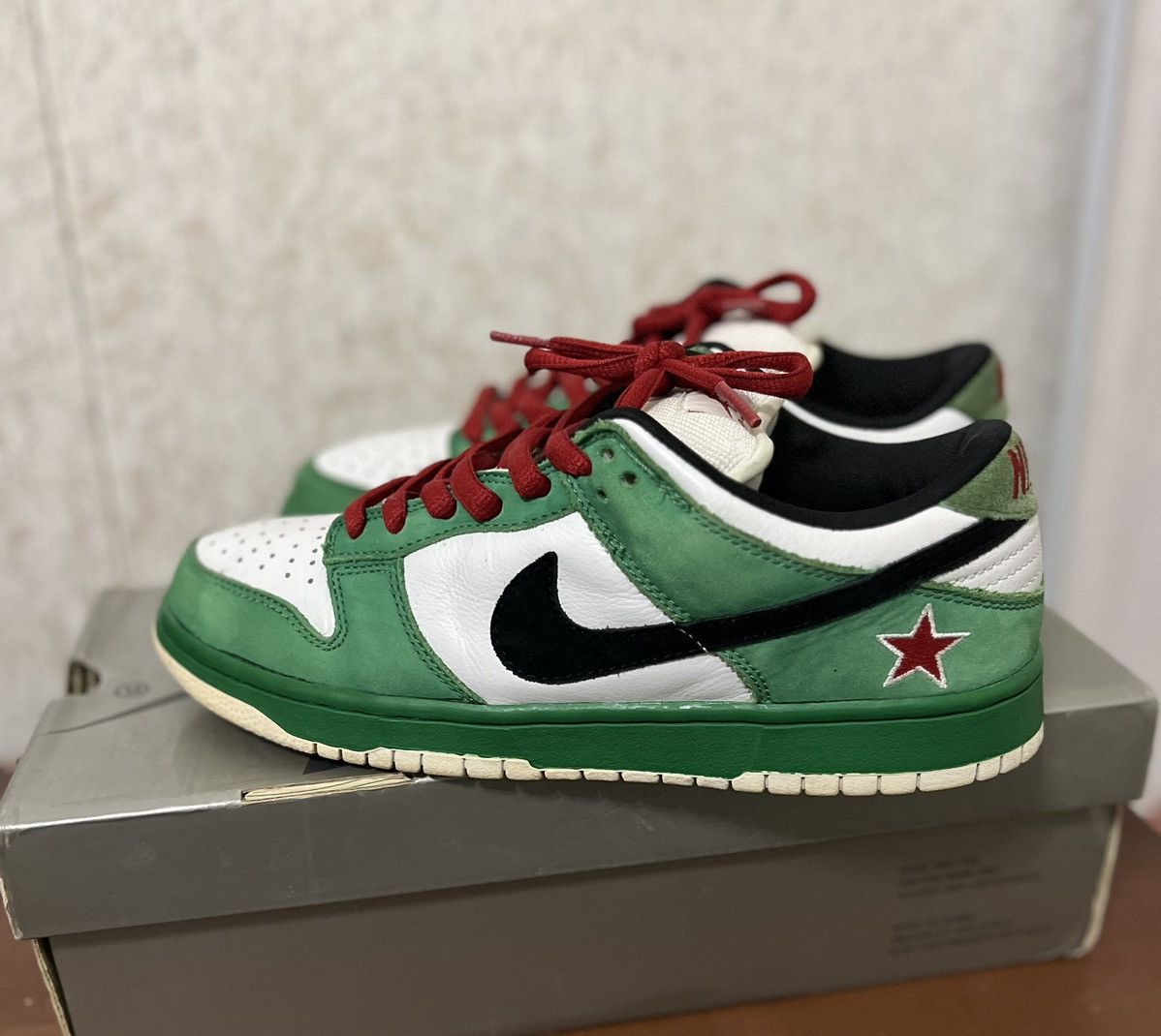 Nike × Nike SB SOLD! Nike SB Dunk Low Heineken 2003 Size 9.5 Size US 9.5 / EU 42-43 - 3 Thumbnail