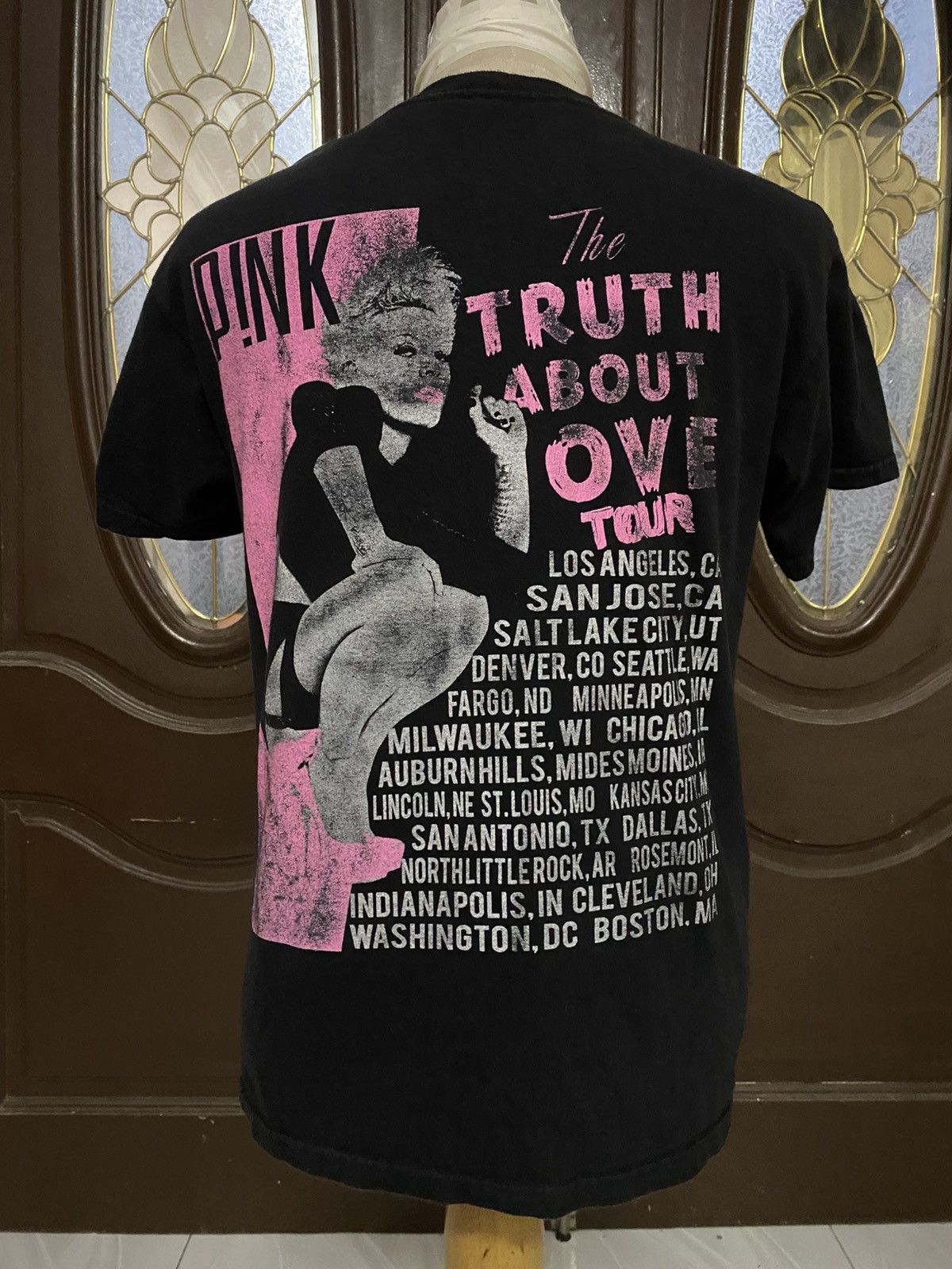 Other Vintage Pink “The Truth About Love Tour” tshirt Size US M / EU 48-50 / 2 - 4 Thumbnail