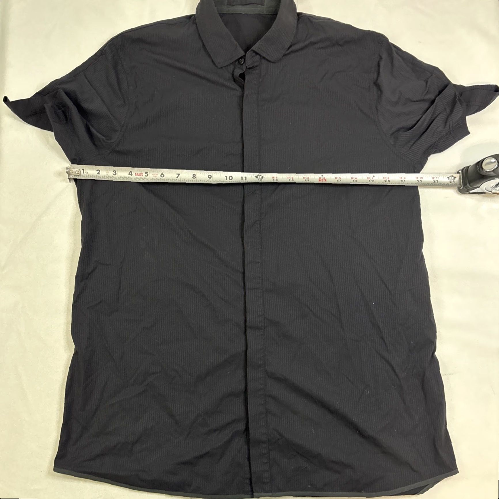 Lululemon Lululemon Black Striped Hidden Button Short Sleeve Shirt Mens Large Performance Shirt Size US L / EU 52-54 / 3 - 3 Thumbnail