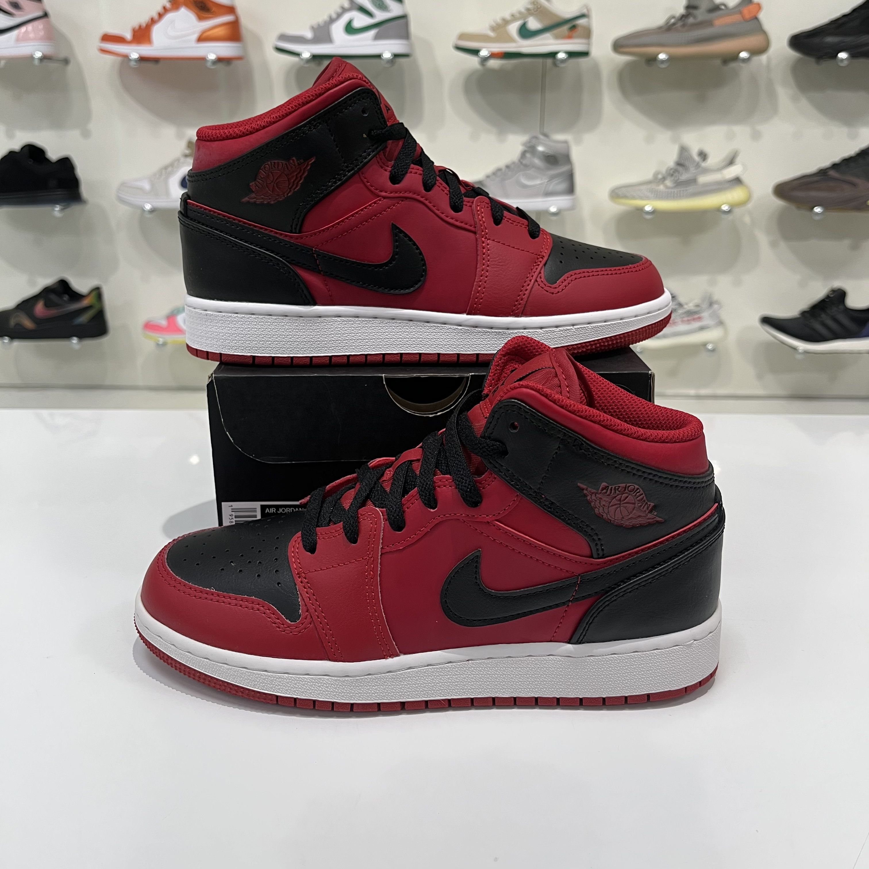 Nike Air jordan 1 Mid reverse Bred 2021 (GS) Size US 5.5 / EU 38 - 1 Thumbnail