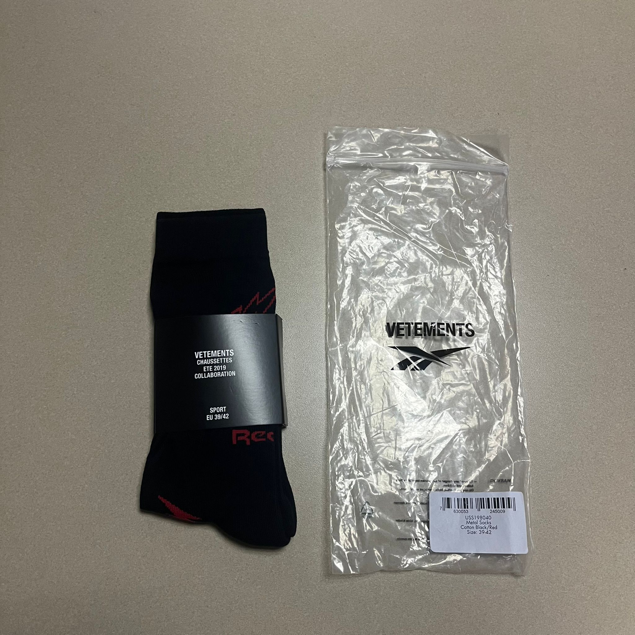 Vetements o1rshd1 Q: 4 / 39-42 Metal Logo Socks in Black/Red Size ONE SIZE - 2 Thumbnail