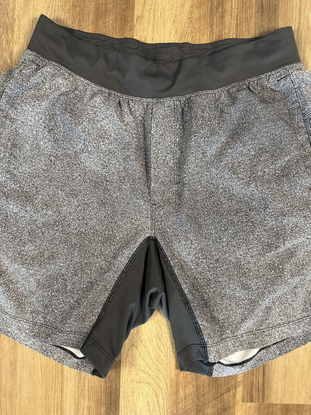 Lululemon Men’s Lululemon T.H.E. Shorts Large Gray Black 7” inseam Size US 33 - 2 Thumbnail