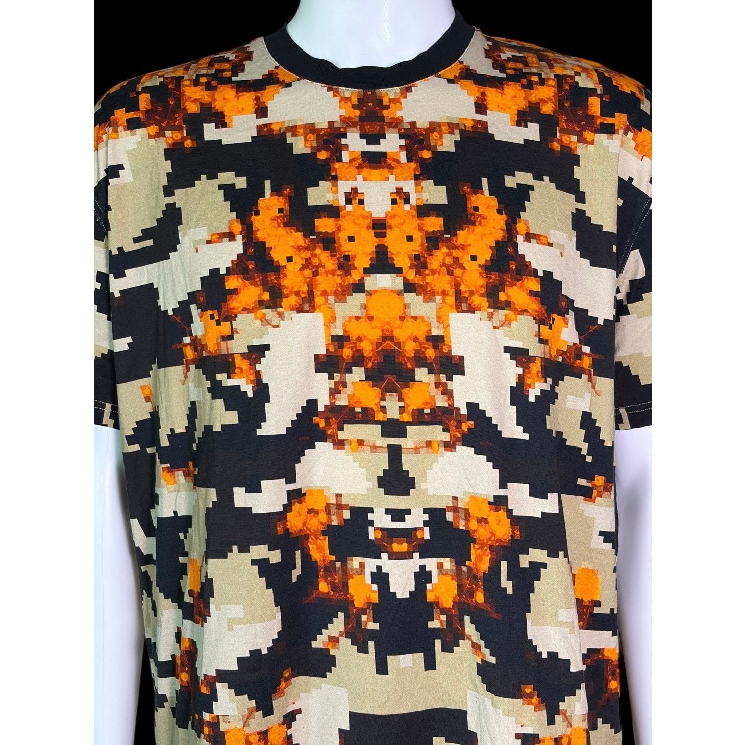 Givenchy Authentic Givenchy As Seen on Empire Pixelated Camo T-Shirt Size US L / EU 52-54 / 3 - 12 Thumbnail