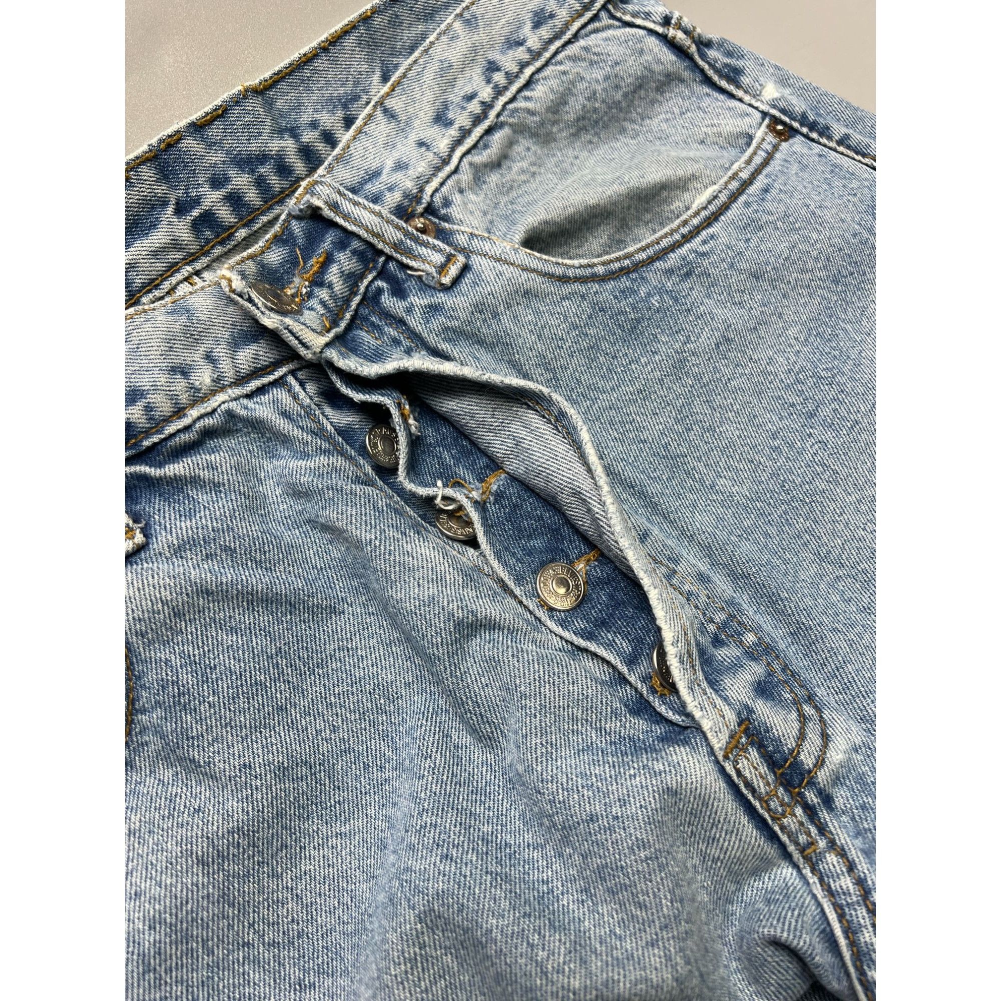 Levi's Vintage Clothing Levi’s Made in USA Vintage Light Wash Denim Jeans (Y1053) Size US 32 / EU 48 - 7 Thumbnail