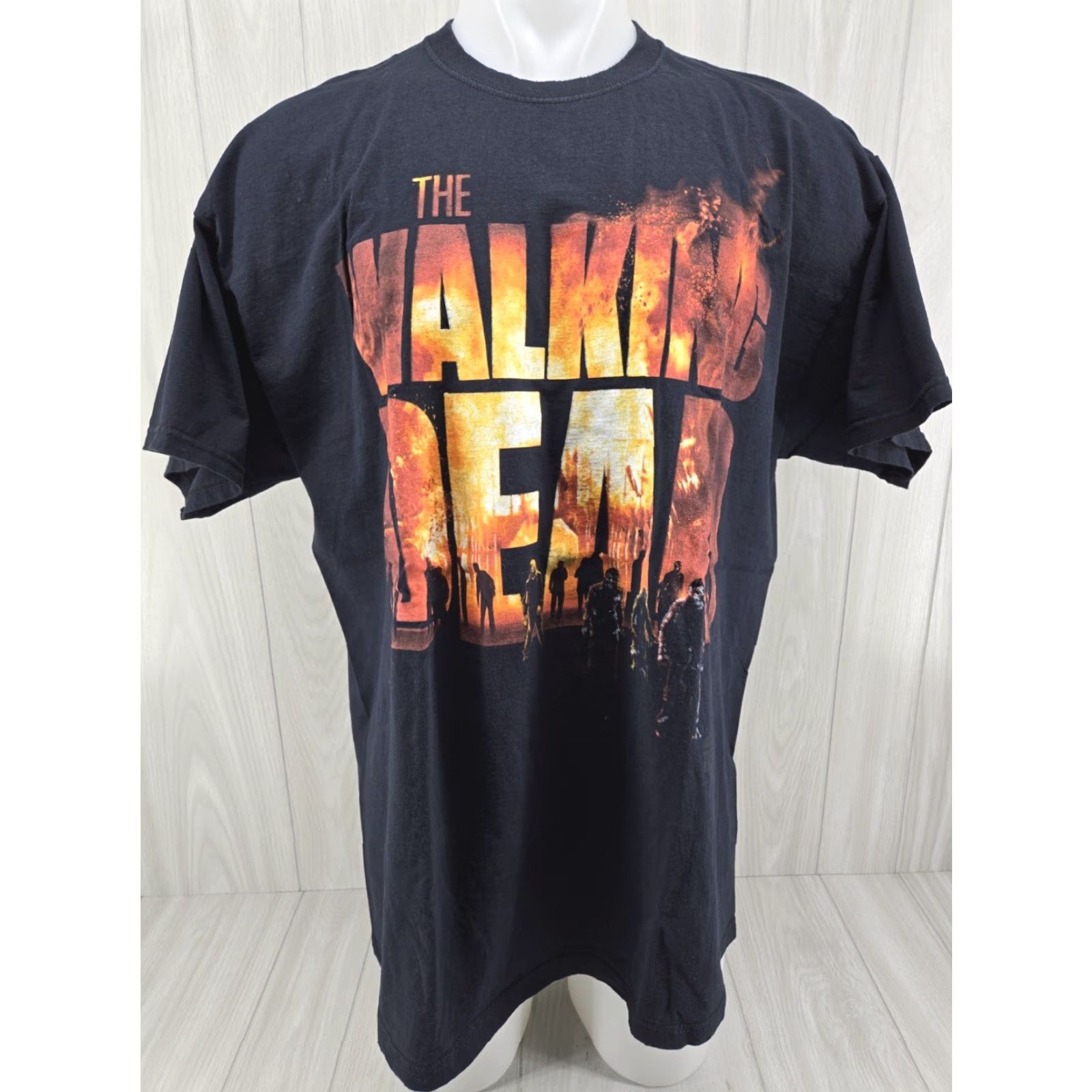 Fruit Of The Loom VINTAGE THE WALKING DEAD AMC 2013 BLACK T-SHIRT SIZE 2XL Mens T-Shirt Short Sleeve 2XL Black Walking Dead AMC 2013 Size US XXL / EU 58 / 5 - 2 Thumbnail