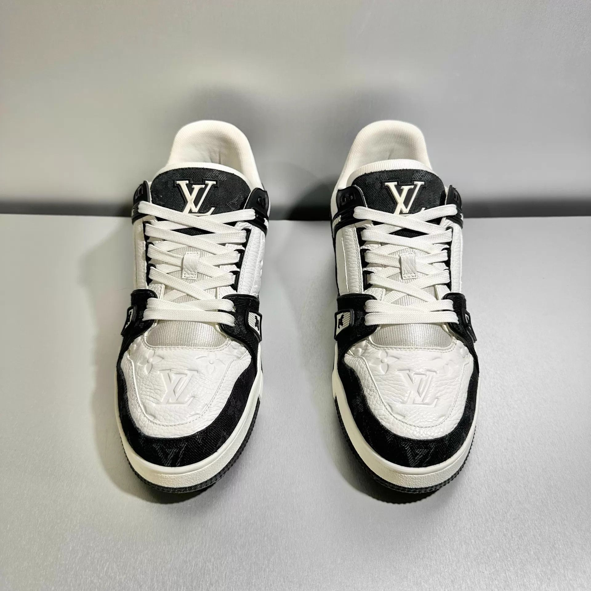 Louis Vuitton Louis Vuitton Trainer 8/42 Denim Black & White Worn once Size US 9 / EU 42 - 2 Thumbnail