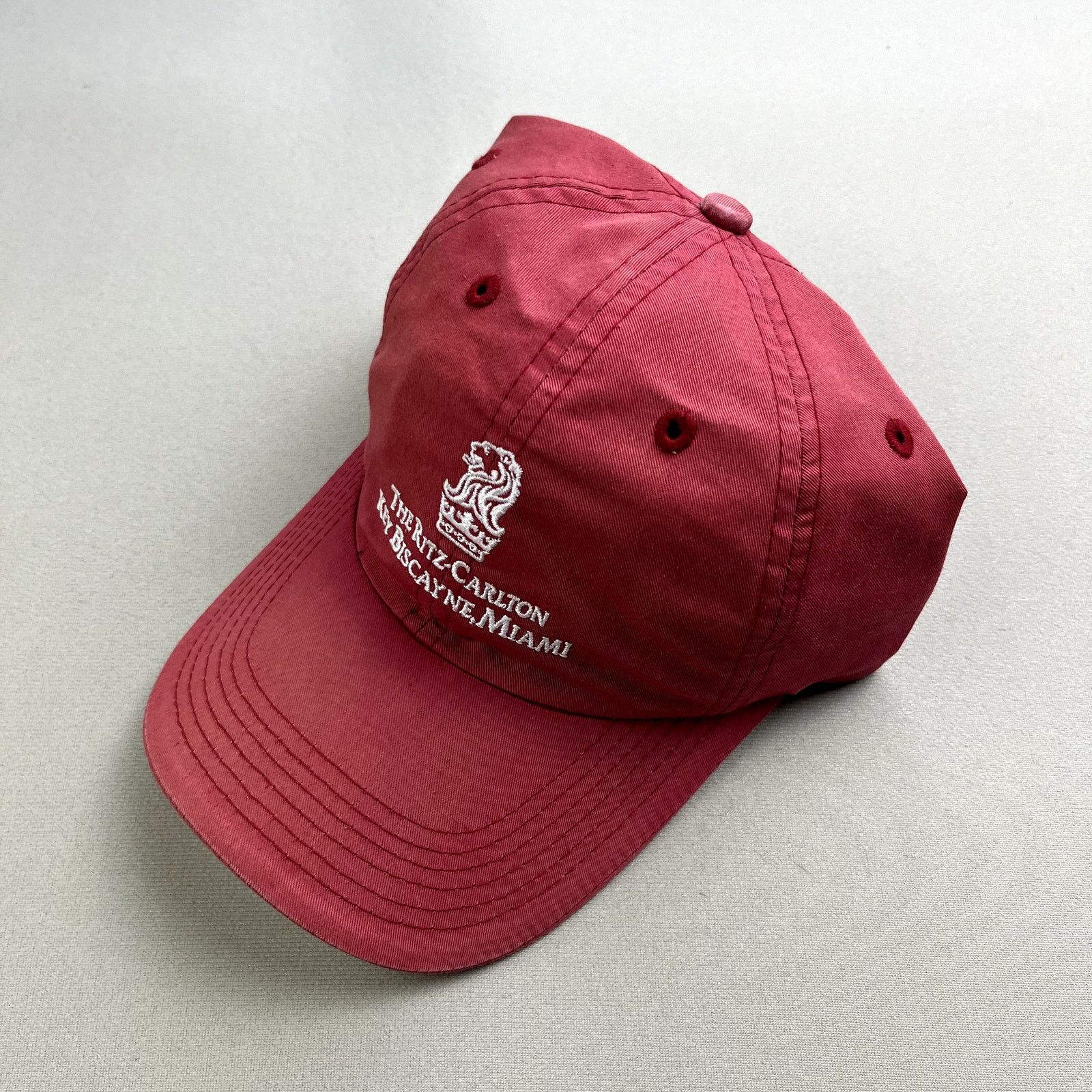 Amici Chapeau visière Delilah en paille beige et doré | Acheter chez