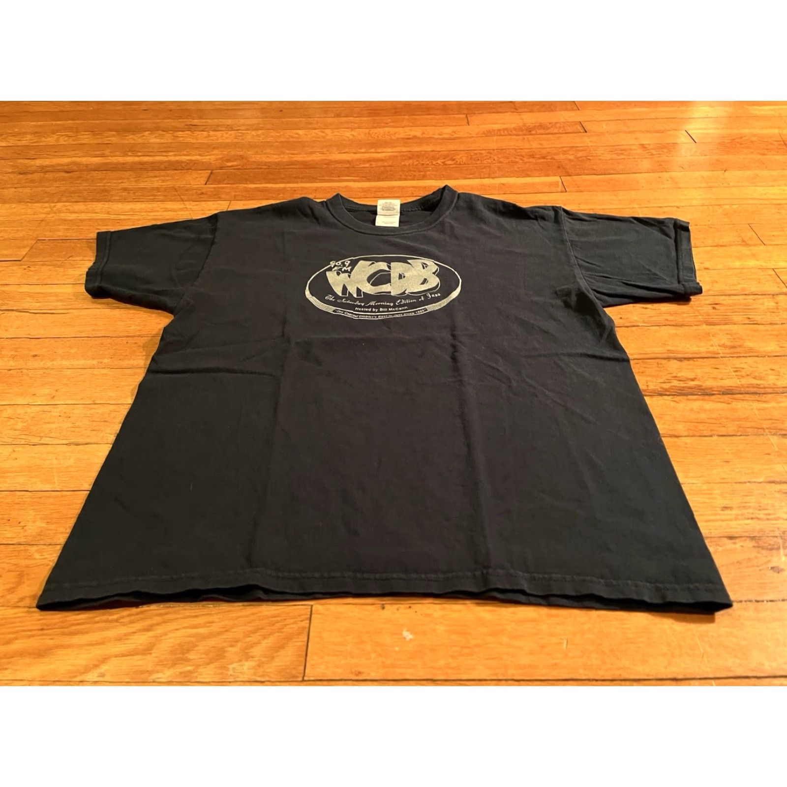 Gildan VINTAGE 90.9 WCDB Saturday Morning Edition of Jazz Bill McCann Shirt Men’s L Black Shirt T-Shirt Music Band Retro Logo Print Size US L / EU 52-54 / 3 - 2 Thumbnail