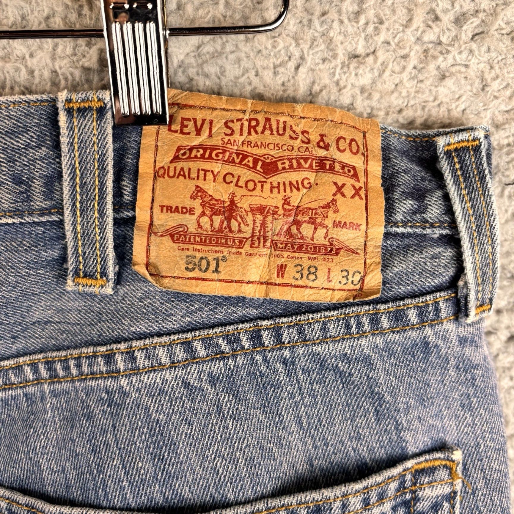 Levi's VINTAGE Levi's 501 Jeans Mens 38x30 Medium Wash Straight Leg Button Fly Y2K Blue 2000s Mens Size US 38 / EU 54 - 5 Thumbnail