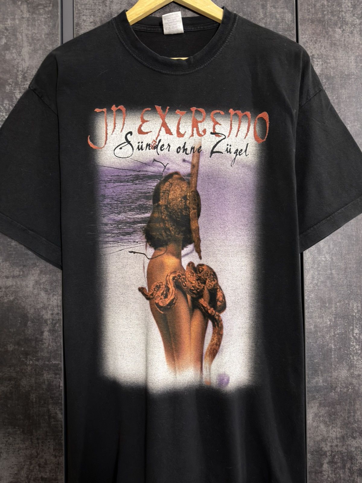 Vintage Vintage 2001 In Extremo Rock Band Tshirt ERD 424 COF Porn 4g Size US L / EU 52-54 / 3 - 4 Thumbnail