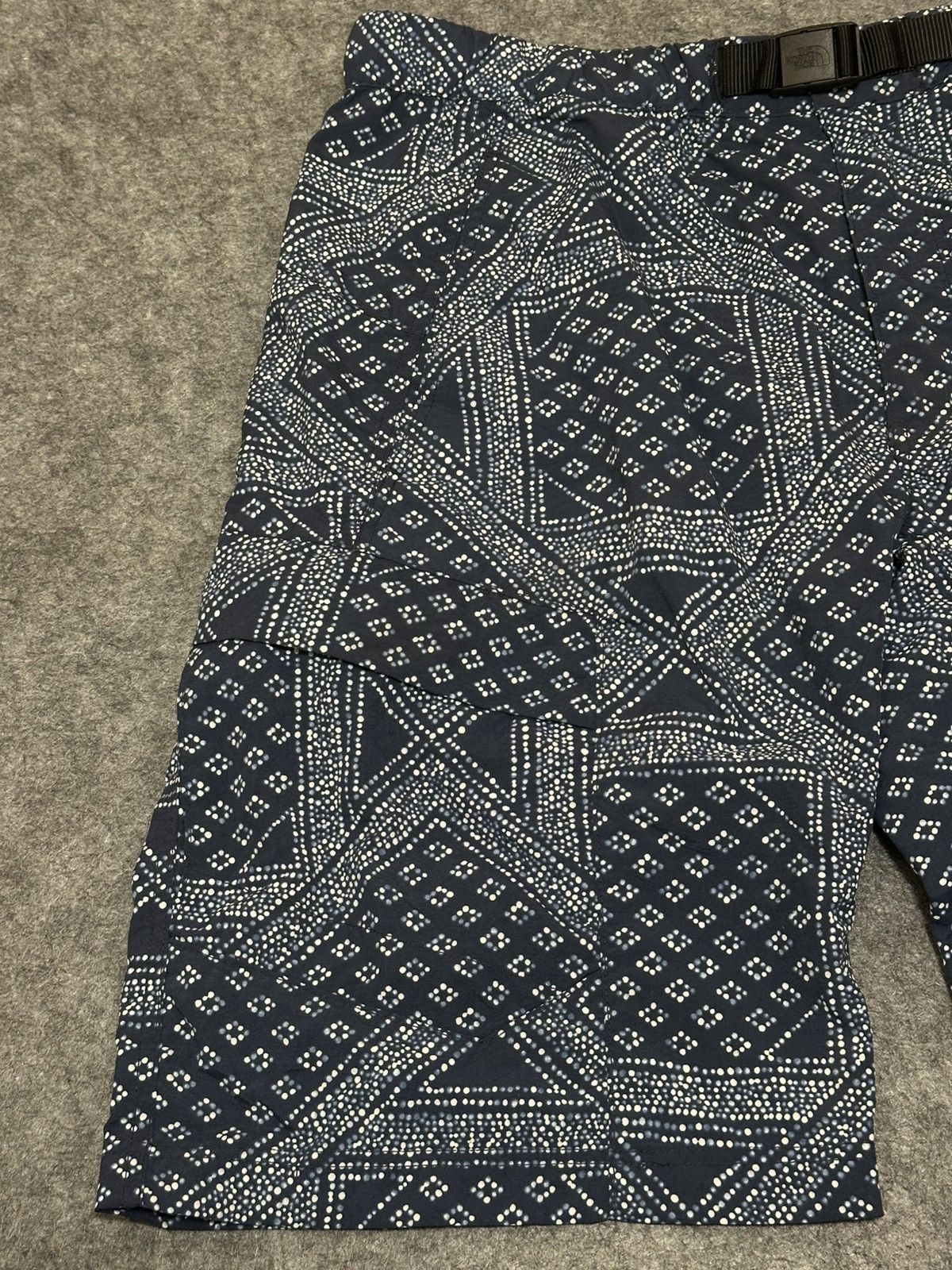 The North Face The North Face men's navy shorts a geometric bandana-style Size US 34 / EU 50 - 3 Thumbnail