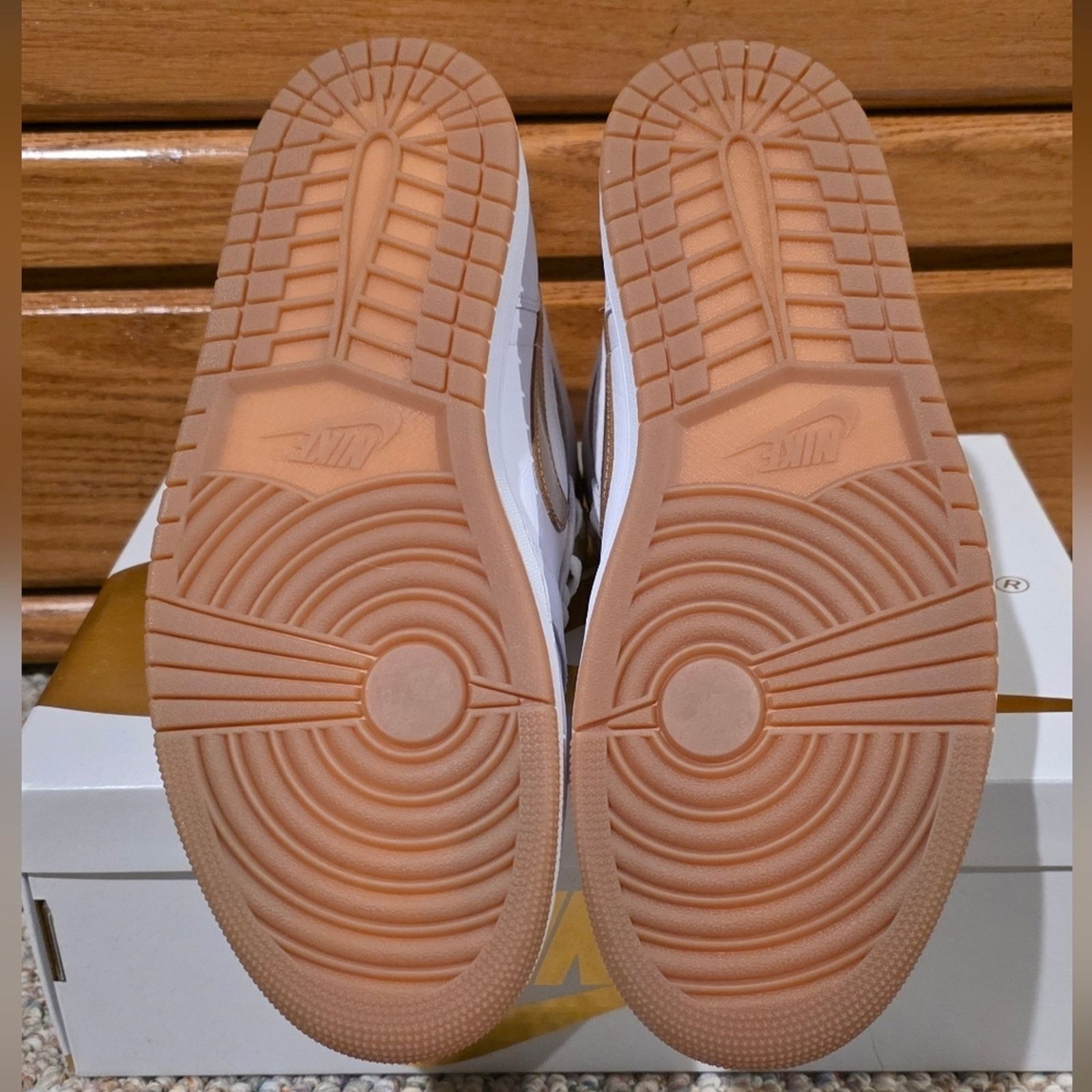 Nike Nike Air Jordan 1 Retro High OG Metallic Gold Size 11.5 Size US 11.5 / IT 41.5 - 5 Thumbnail