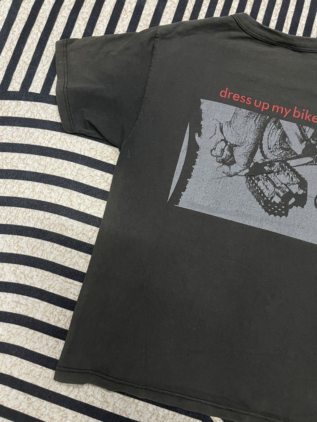 Champion 90s CHAMPION HEAVYWEIGHT“DRESS UP MY BIKE” RARE SUNFADED TEE Size US M / EU 48-50 / 2 - 3 Thumbnail
