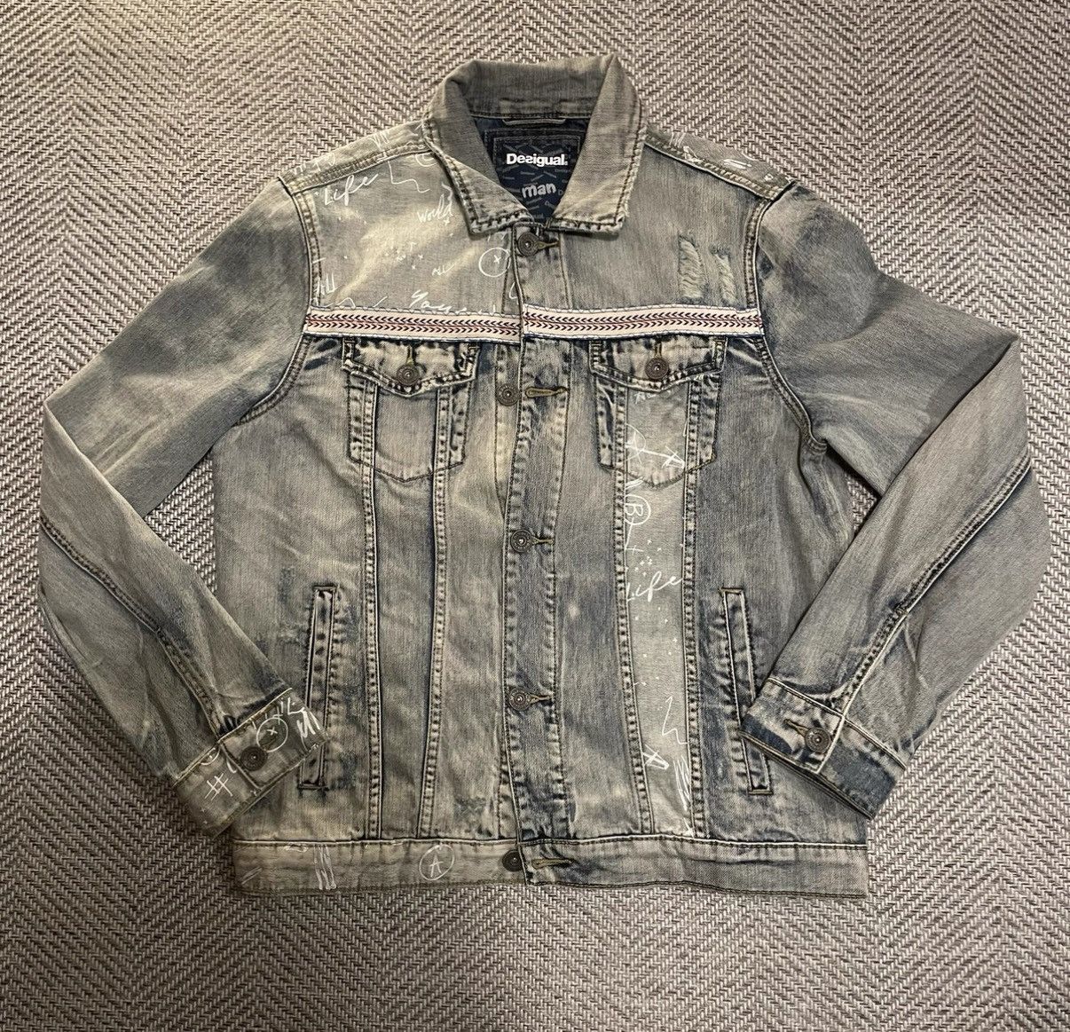 Desigual Desigual Man Graffiti Denim Jacket K24 Size US L / EU 52-54 / 3 - 1 Thumbnail
