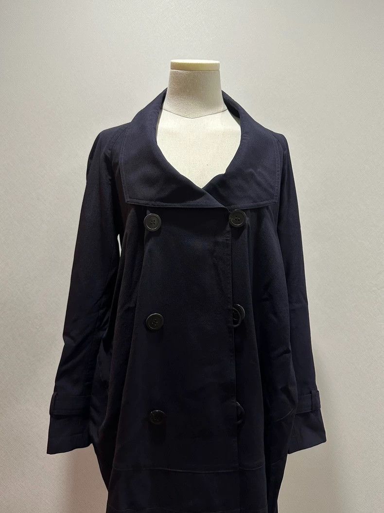 Comme Des Garcons A trench coat with a medium-length coat